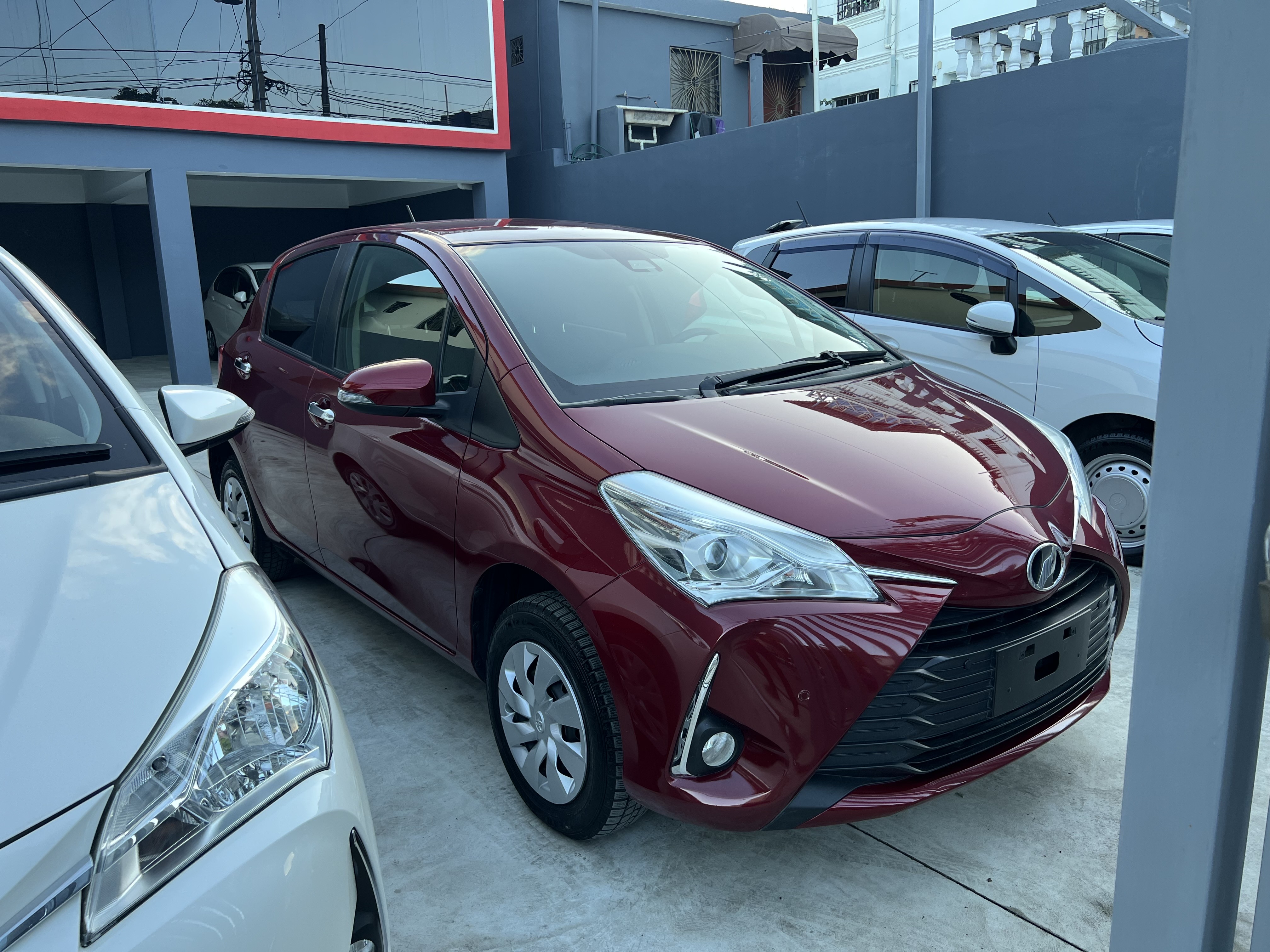 carros - TOYOTA VITZ 2019 CÁMARA DE REVERSA LLAVE INTELIGENTE RECIÉN IMPORTADO FULL 3