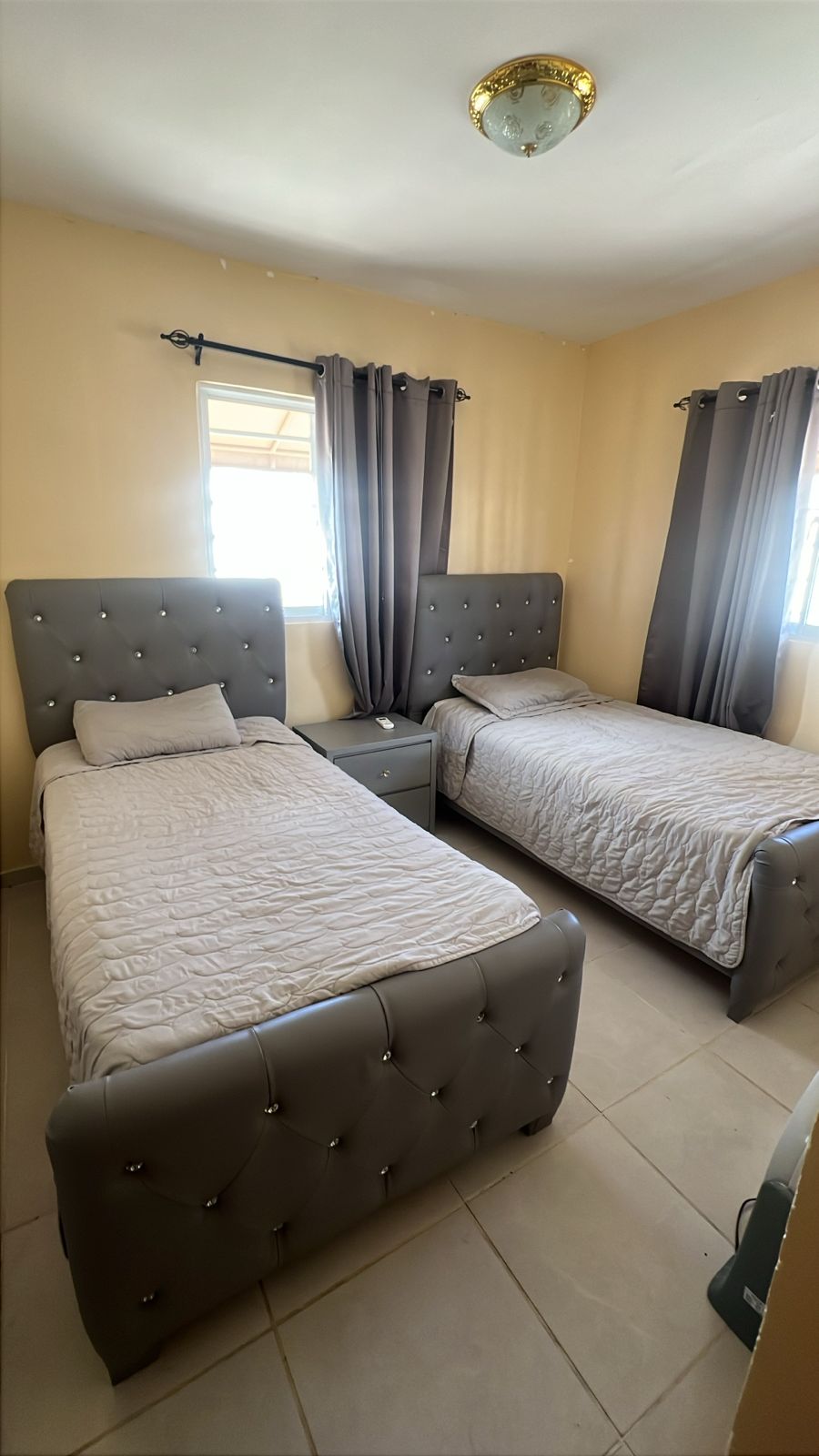 muebles y colchones - Juego de 2 Camas Twin, con mesa de noche y Colchon