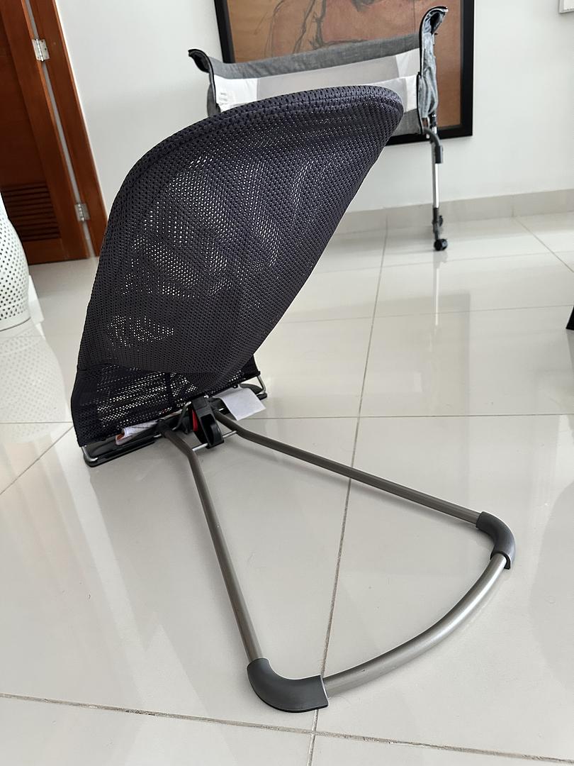muebles - 
Silla hamaca Baby Bjorn para bebé en color gris, hecha de malla transpirable. 1
