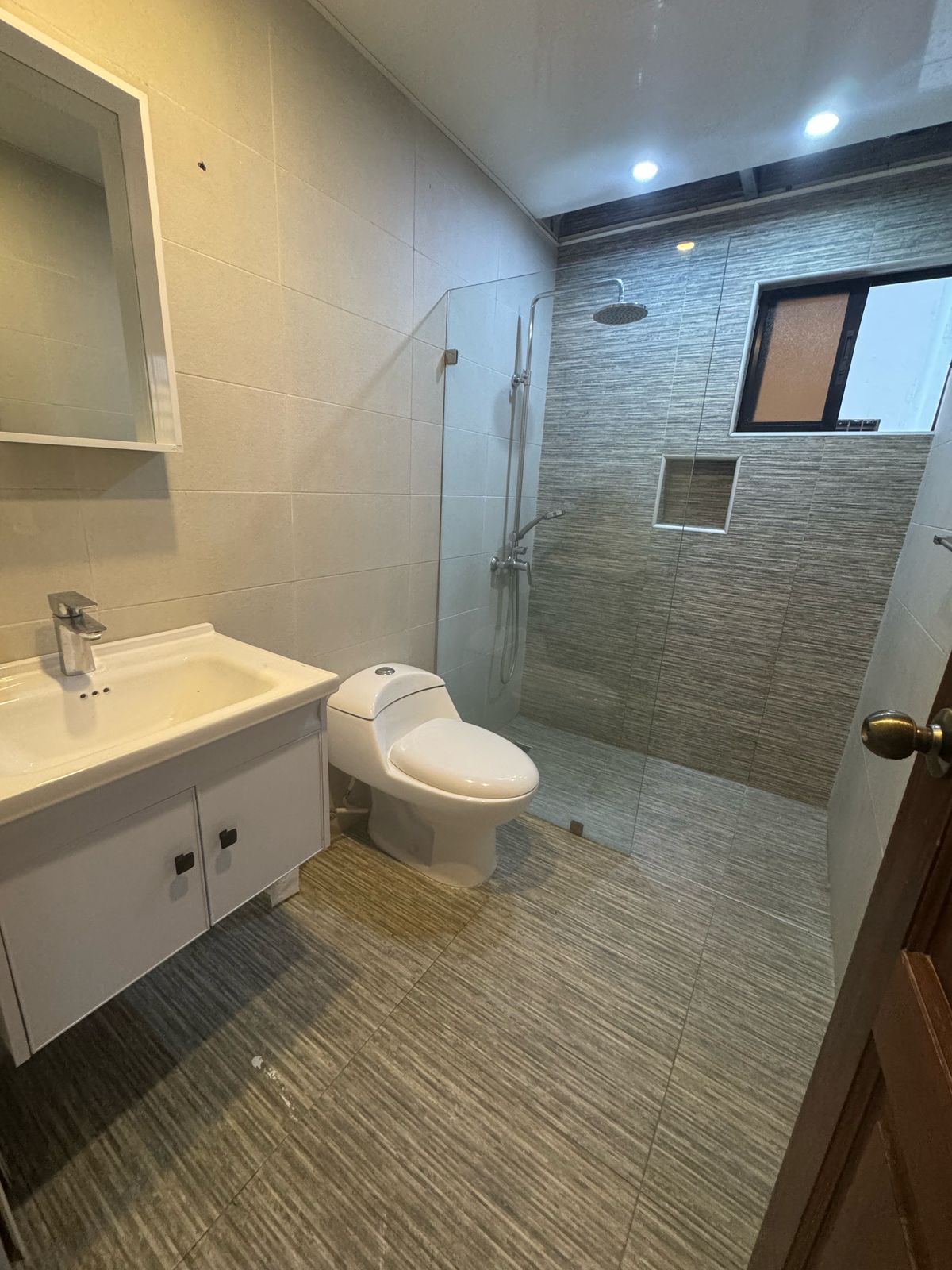 apartamentos - Evaristo Morales tres hab piso 6 dos parqueos balc 8
