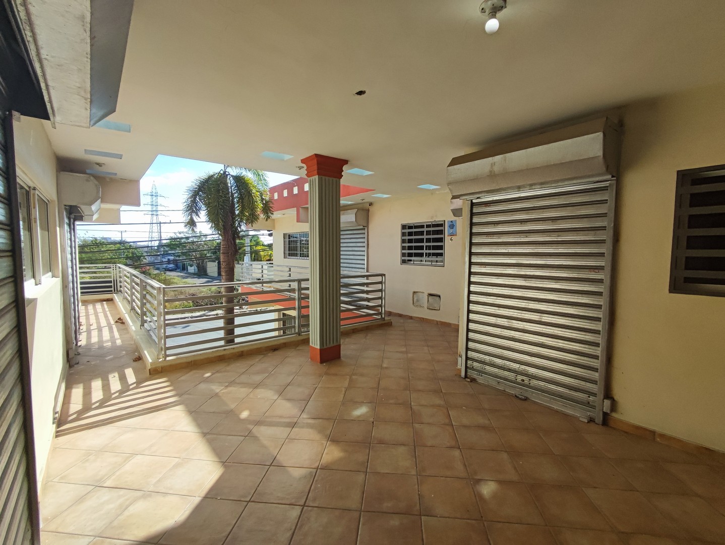 oficinas y locales comerciales - Locales Comerciales En Alquiler en La Entrada de Residencial Villa España.
 6