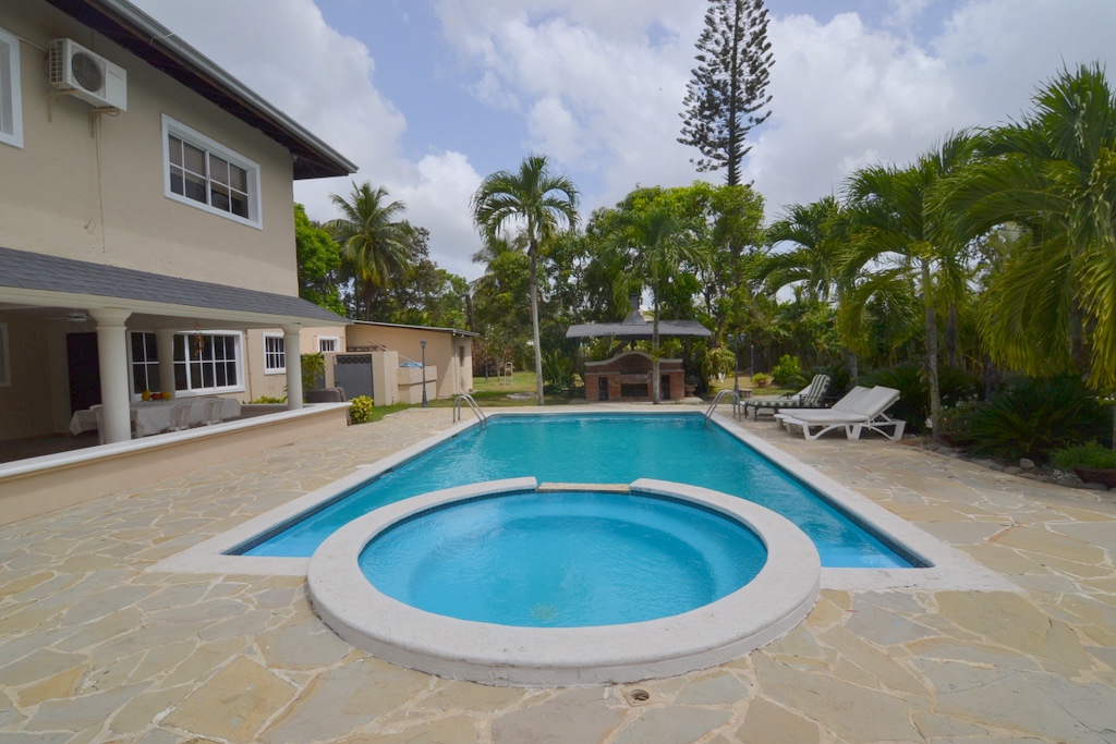casas vacacionales y villas - Villa Privada con Piscina y 5 Habitaciones Próximo al Aeropuerto Cibao 1