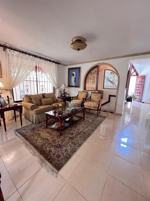 casas - Casa en venta Altos De Arroyo Hondo #24-1376 cinco dormitorios, 4 baños, 4 Ptos. 2