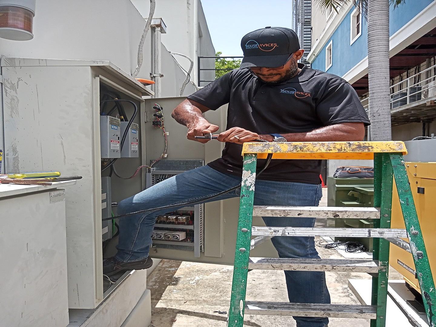 servicios profesionales - Instalación y reparación de módulos para contadores, caja de breakers, transfers 0