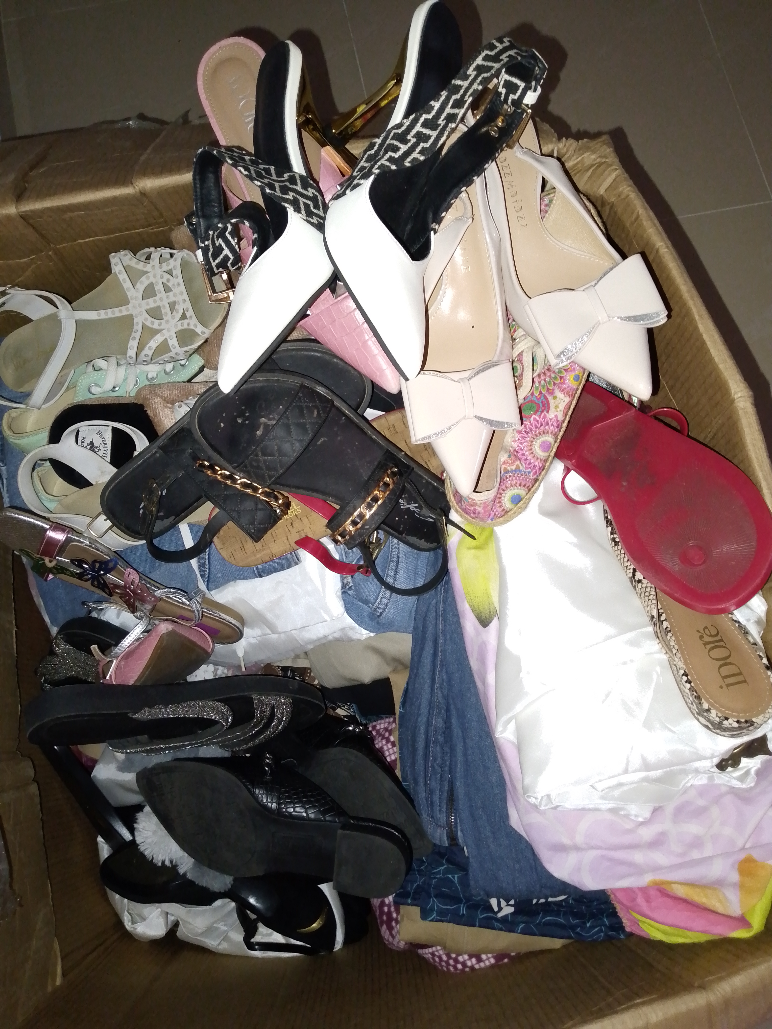 zapatos para mujer - Vendo caja de ropa que contiene cortinas y ropa  2
