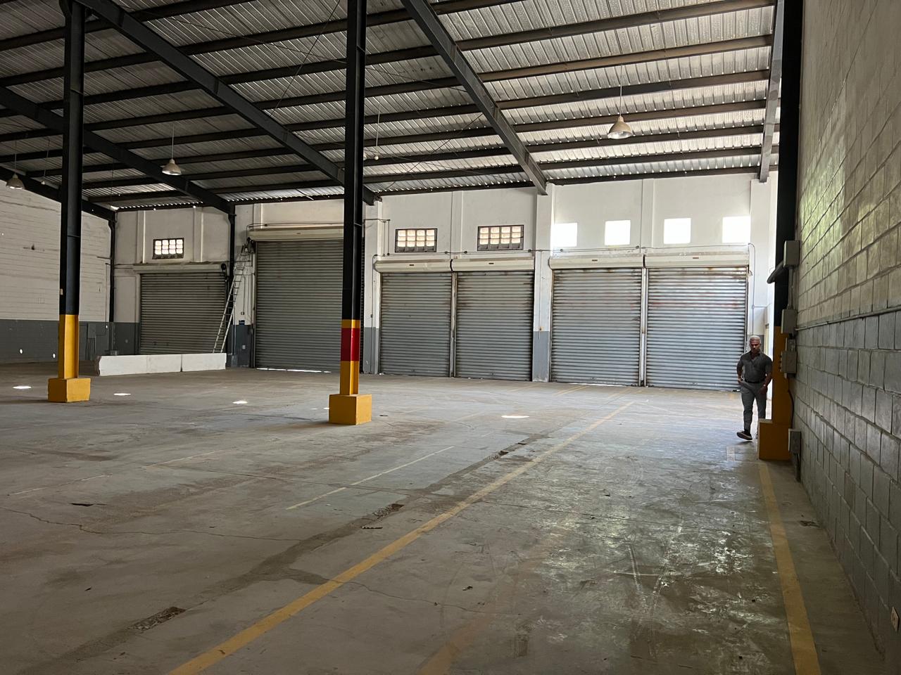 oficinas y locales comerciales - Se renta amplia nave en Av 27 de febrero 2