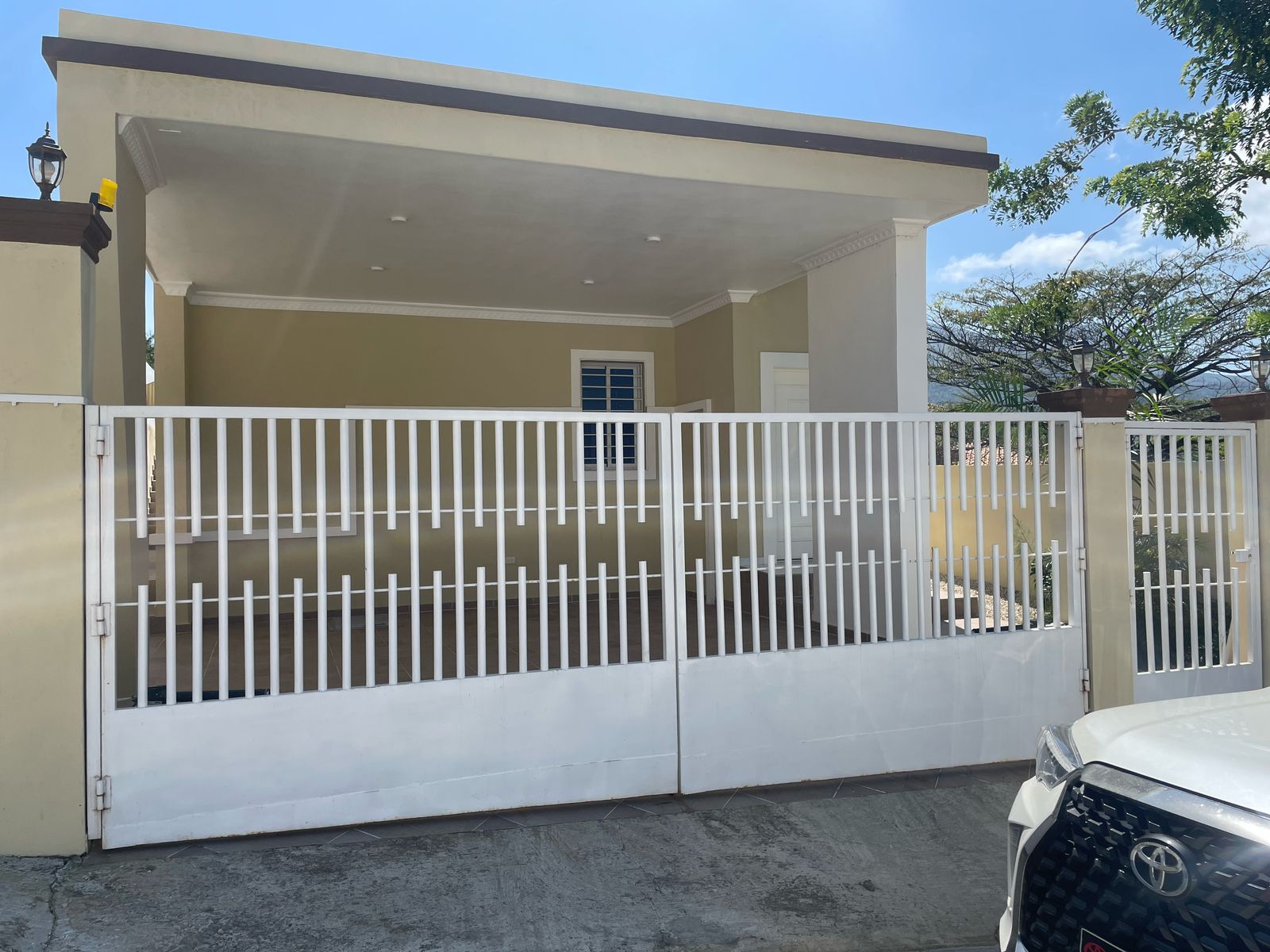 casas - casa moderna totalmente nueva con piscina en lugar tranquilo  2