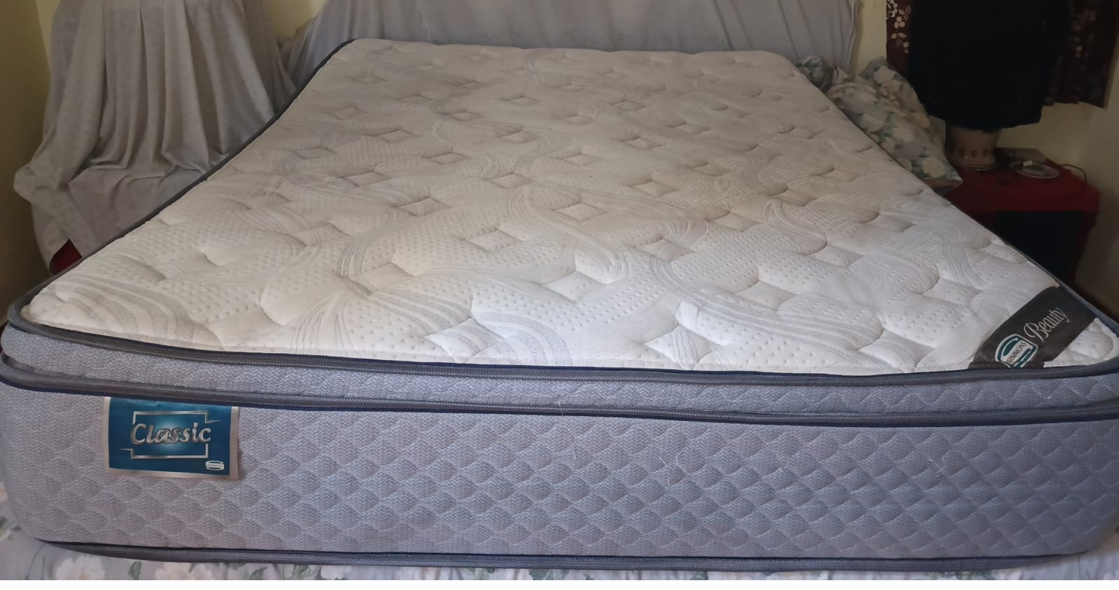 muebles y colchones - COLCHÓN DE CAMA TAMAÑO QUEEN, BLANCO CON GRIS EN MUY BUEN ESTADO. 