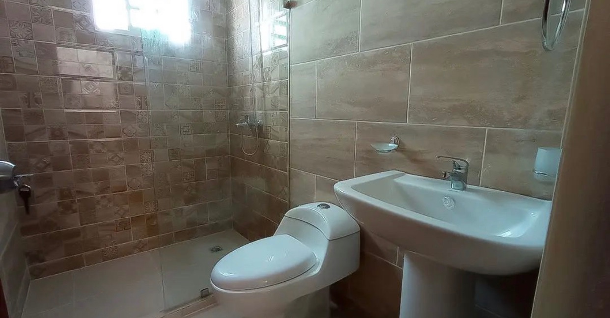 casas - Venta de casa en la autopista de san Isidro brisa oriental Santo Domingo  4