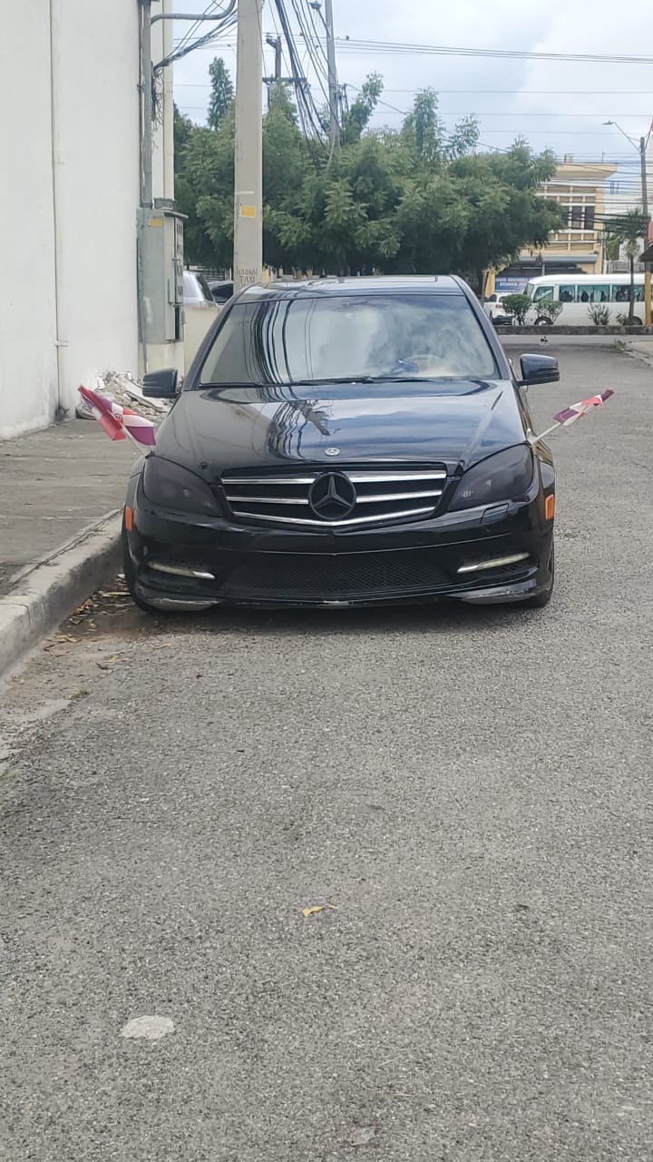 carros - Mercedes Benz c300 buenas condiciones. 4