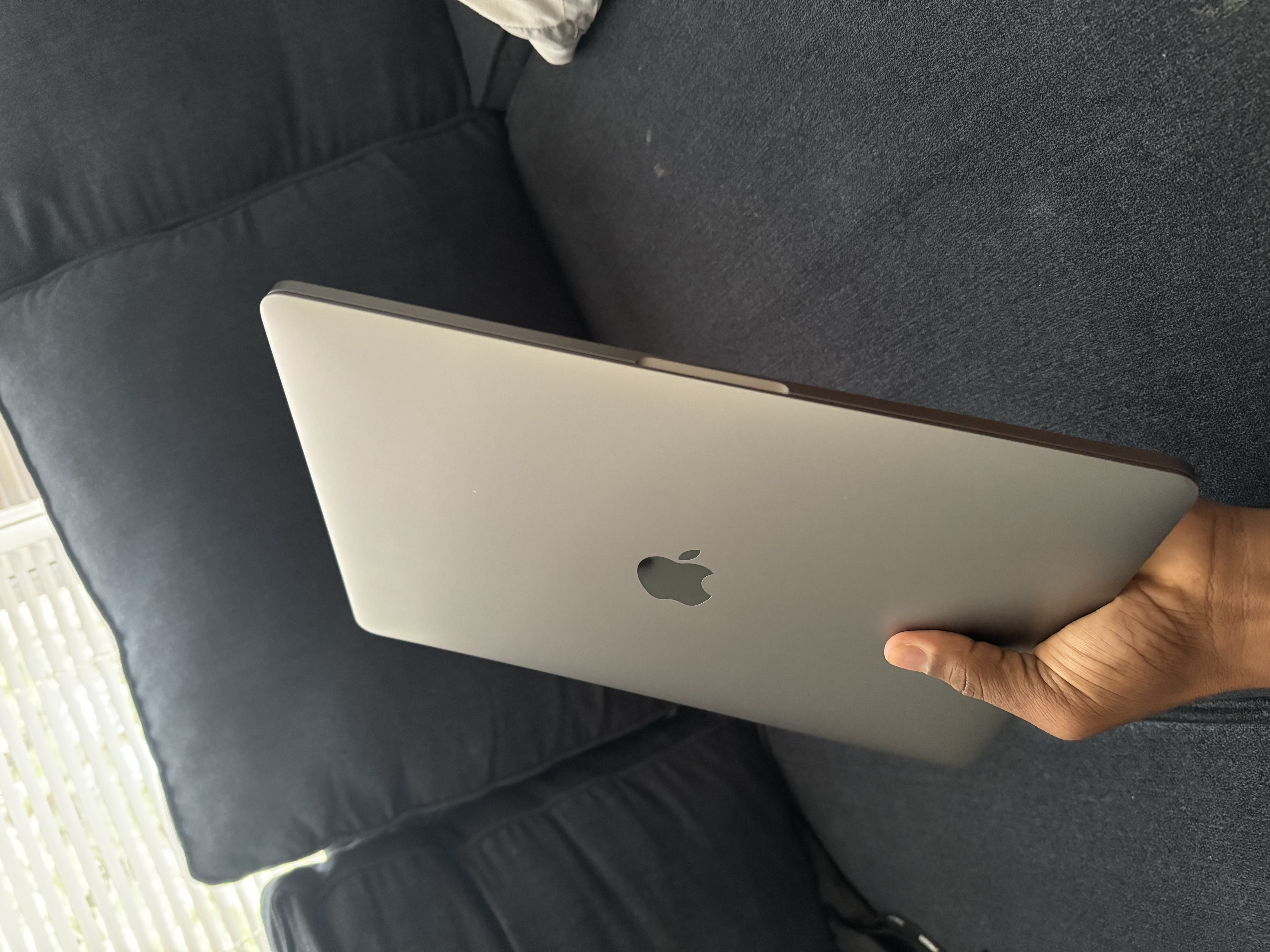 computadoras y laptops - SE VENDE MACKBOOK PRO 2020 , NEGOCIABLE. 2