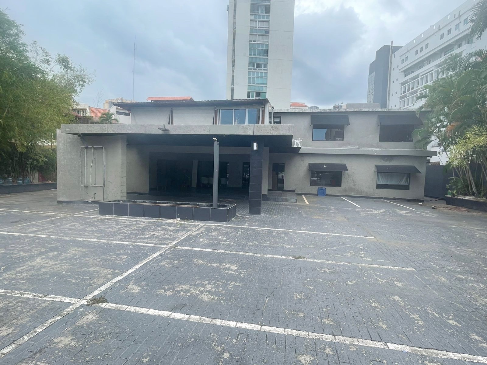 oficinas y locales comerciales - Local céntrico en la Esperilla 9