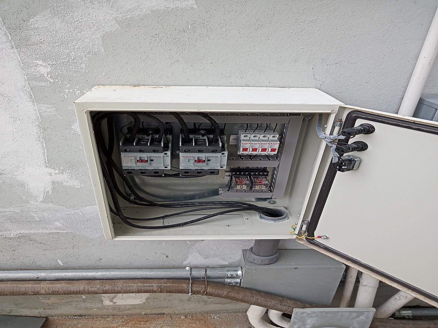 servicios profesionales - Instalación y reparación de módulos para contadores, caja de breakers, transfers 4