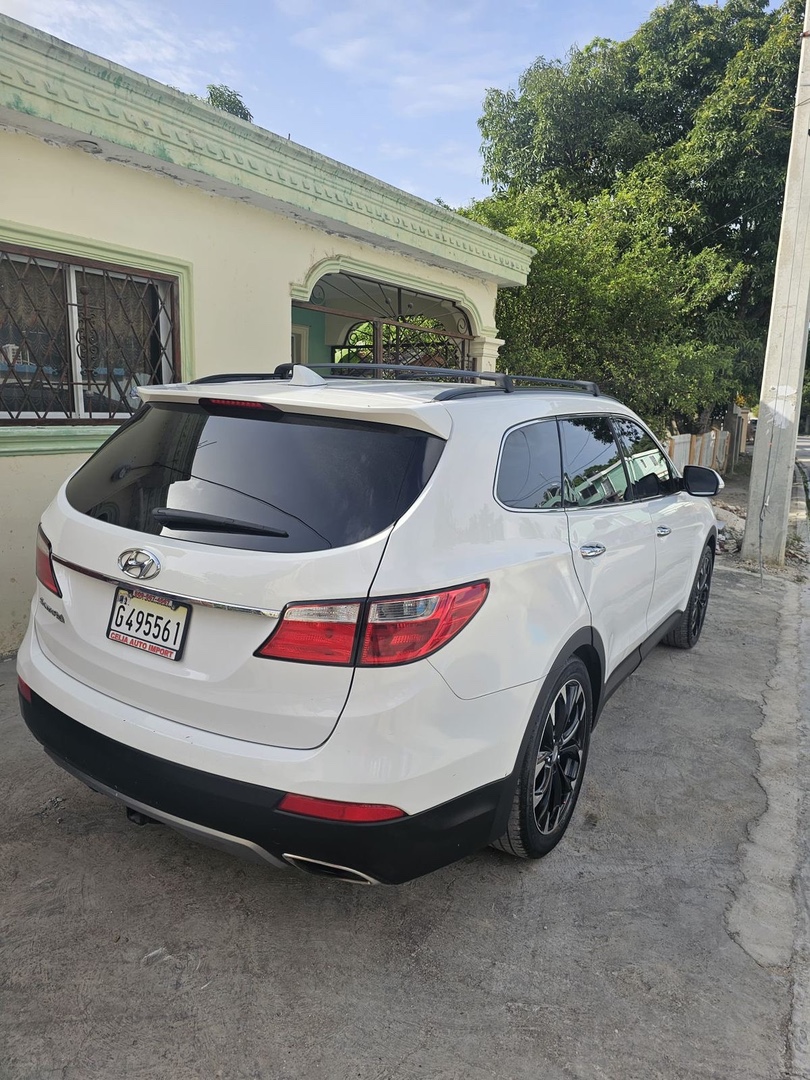 jeepetas y camionetas - Vendo hyundai gran santa fe GLS-2013

 7