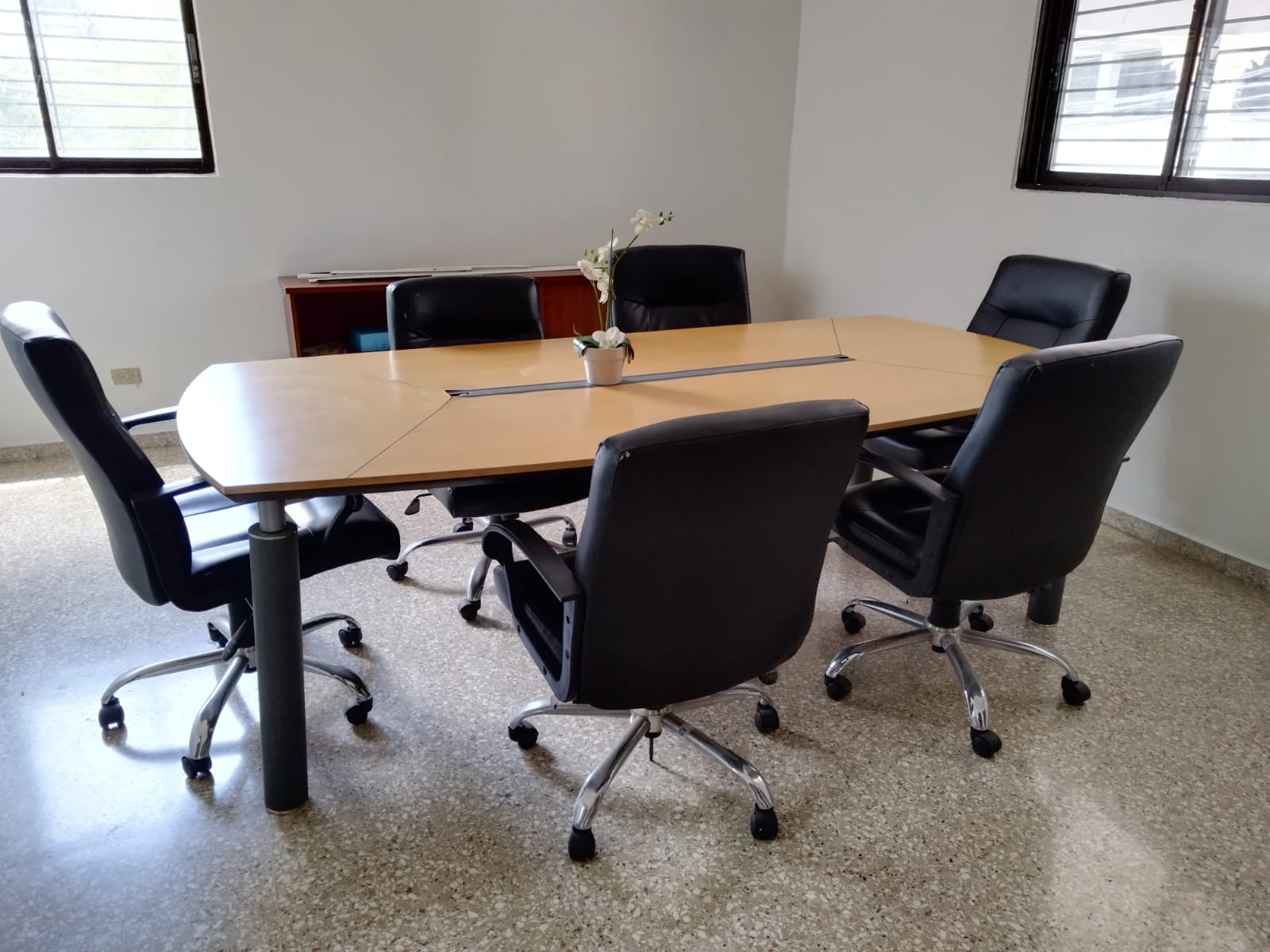 articulos de oficina - Mesa de reuniones con 4 sillas  0