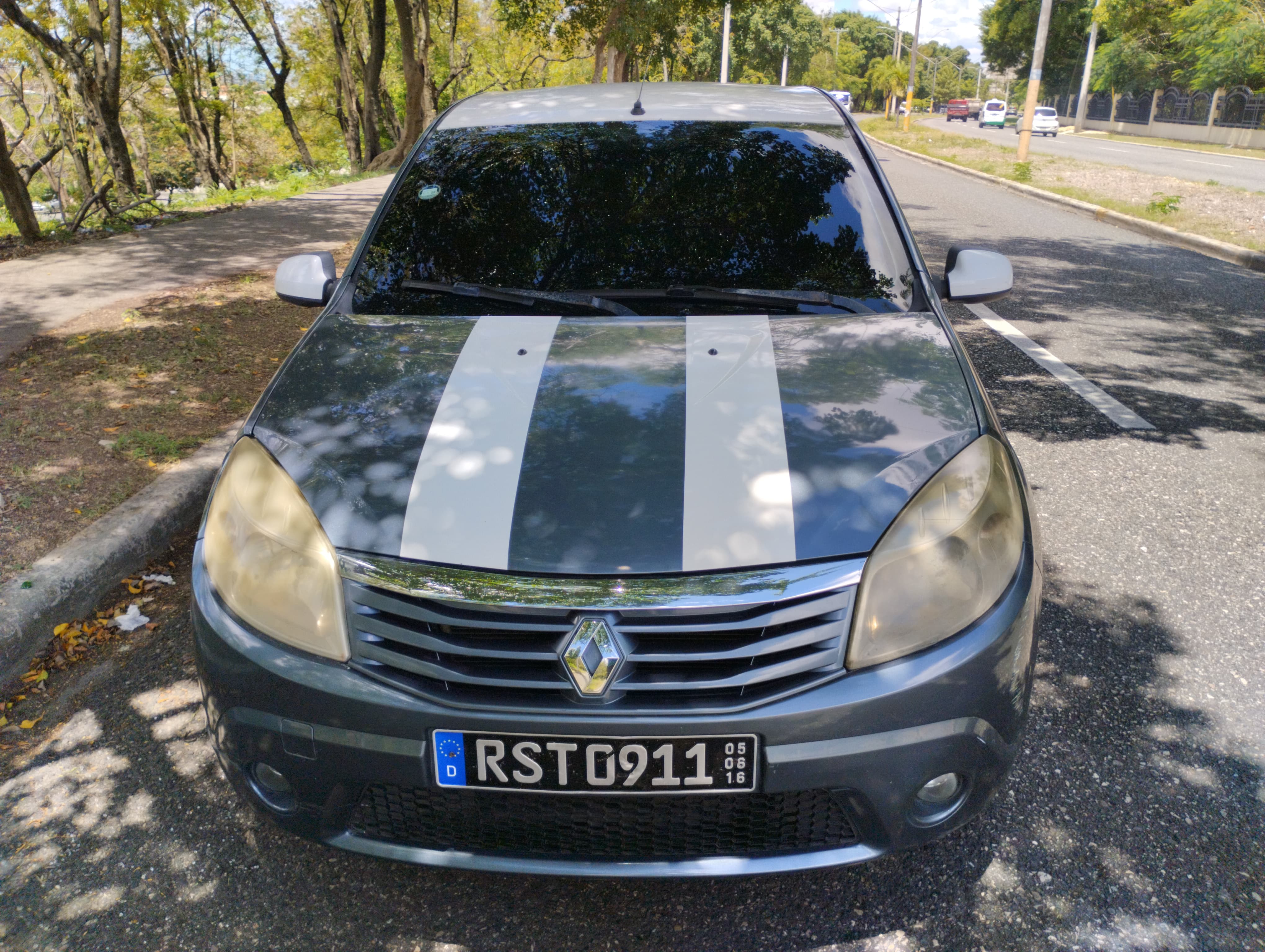 otros vehiculos - Renault Sandero 2012 automático  0