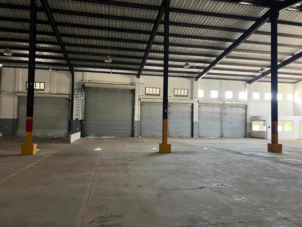 oficinas y locales comerciales - Se renta amplia nave en Av 27 de febrero 6