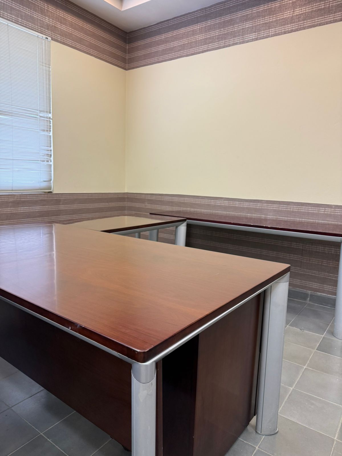 articulos de oficina - Escritorio en madera prensada, con módulo de gaveta y Credenza