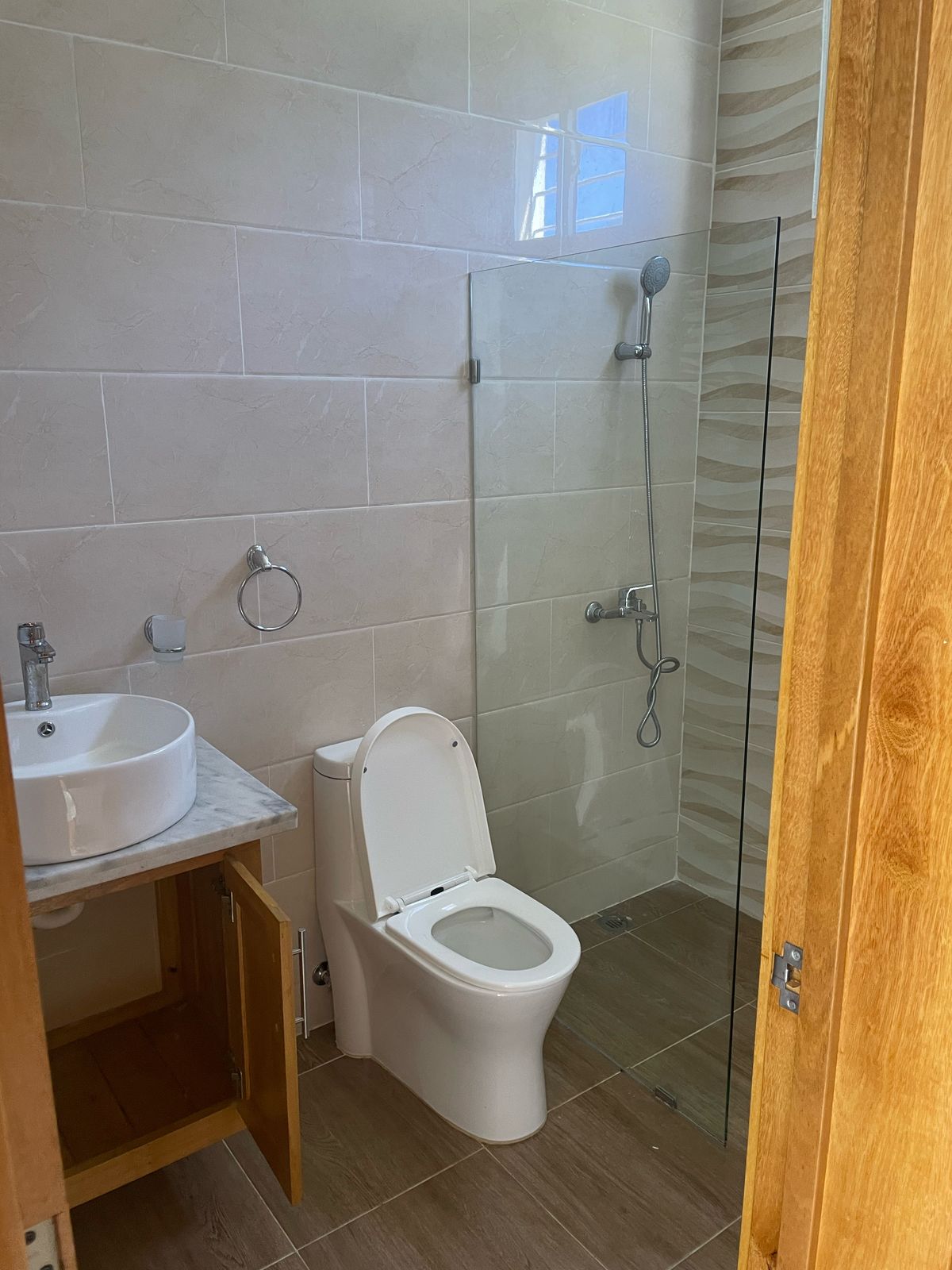 casas - casa moderna totalmente nueva con piscina en lugar tranquilo  6