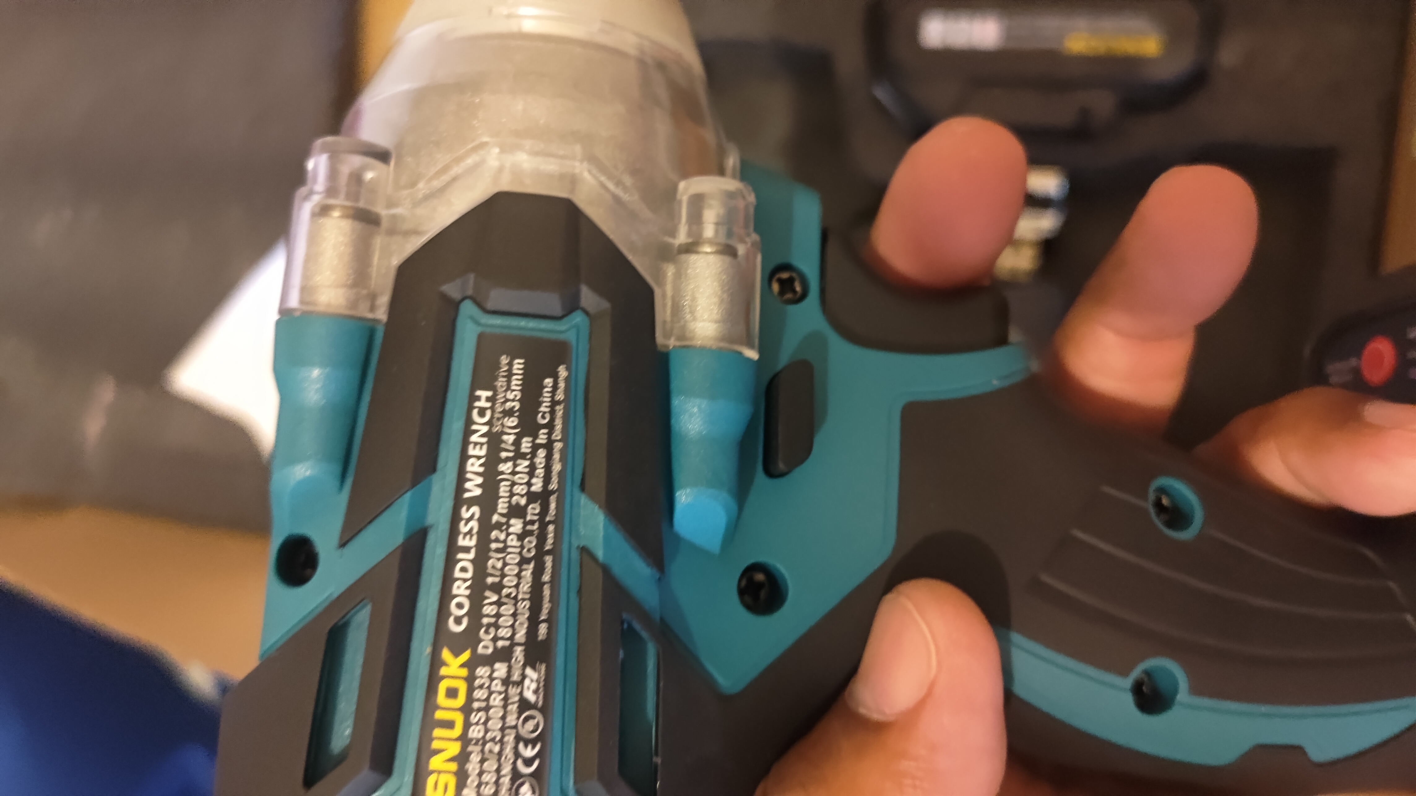herramientas, jardines y exterior - Llave impacto con dos batería y su cargador 3