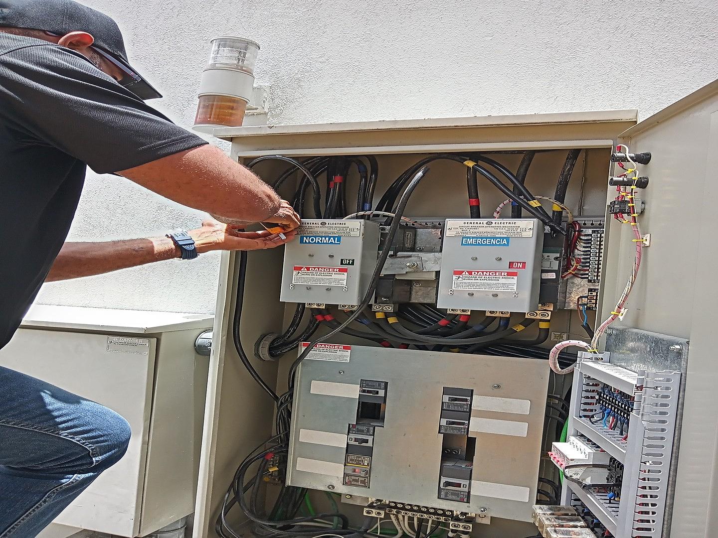 servicios profesionales - Instalación y reparación de módulos para contadores, caja de breakers, transfers 1