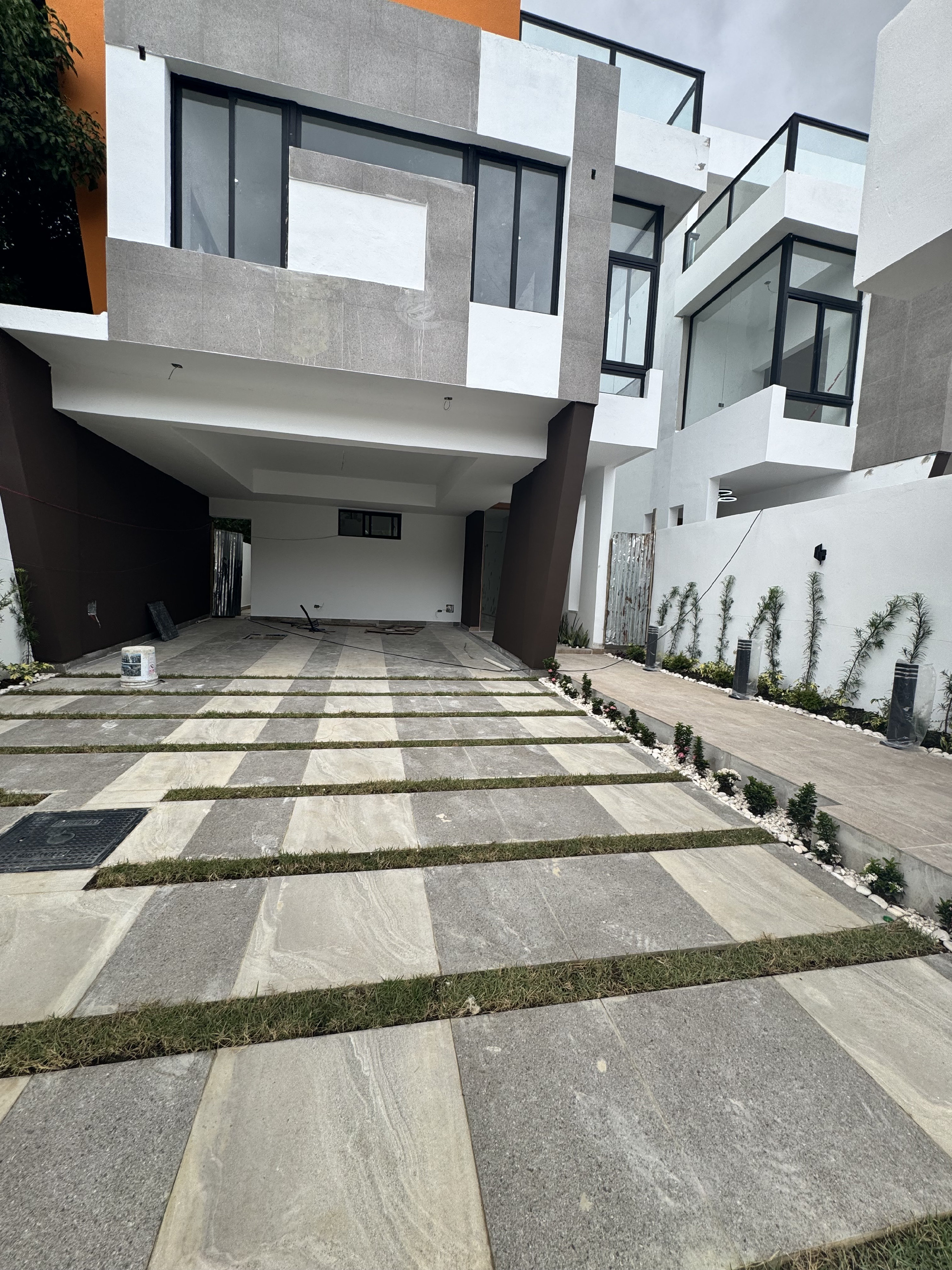 casas - venta de casa en la autopista de san isidro prado oriental Santo Domingo este  3