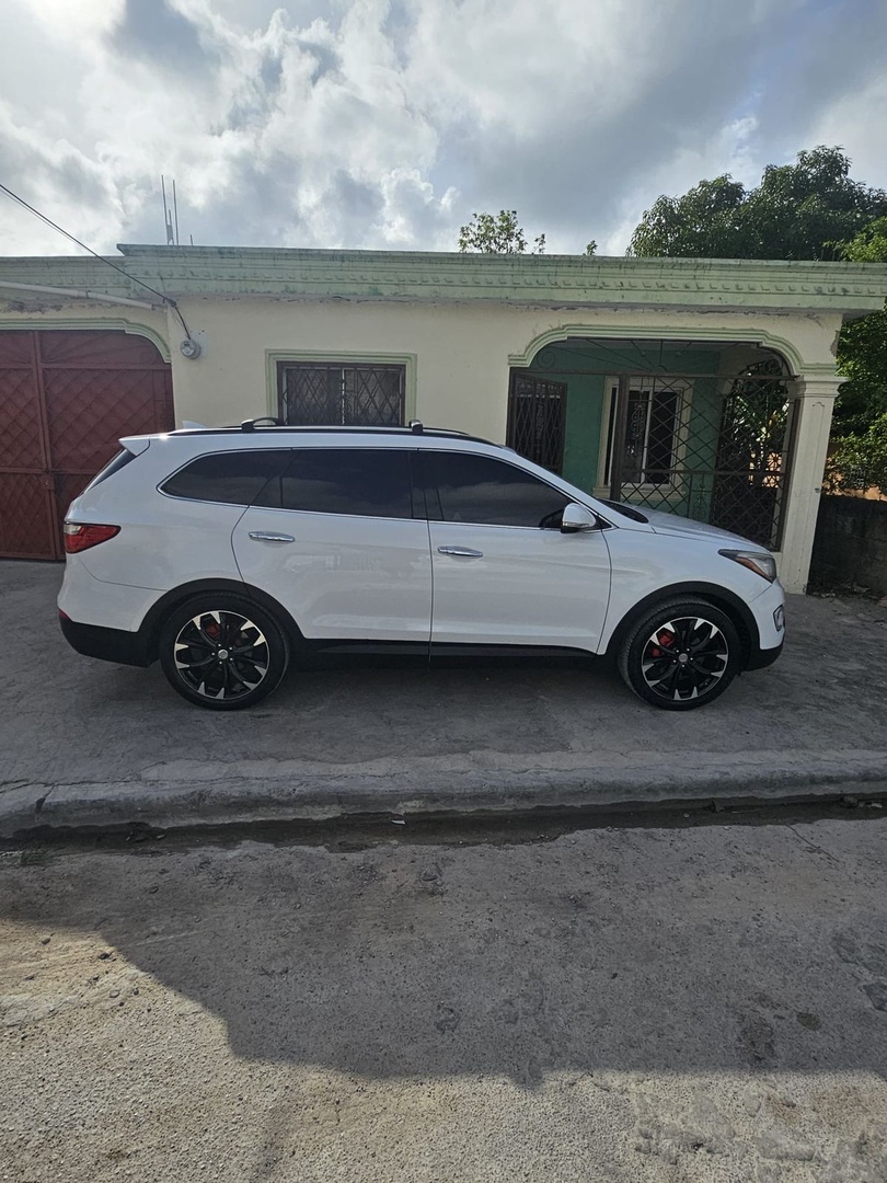 jeepetas y camionetas - Vendo hyundai gran santa fe GLS-2013

 4
