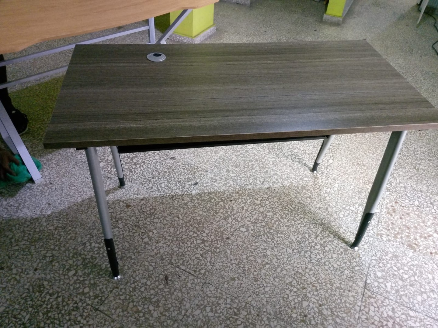 muebles y colchones - ESCRITORIO BASE METALICA SIN GAVETAS 0