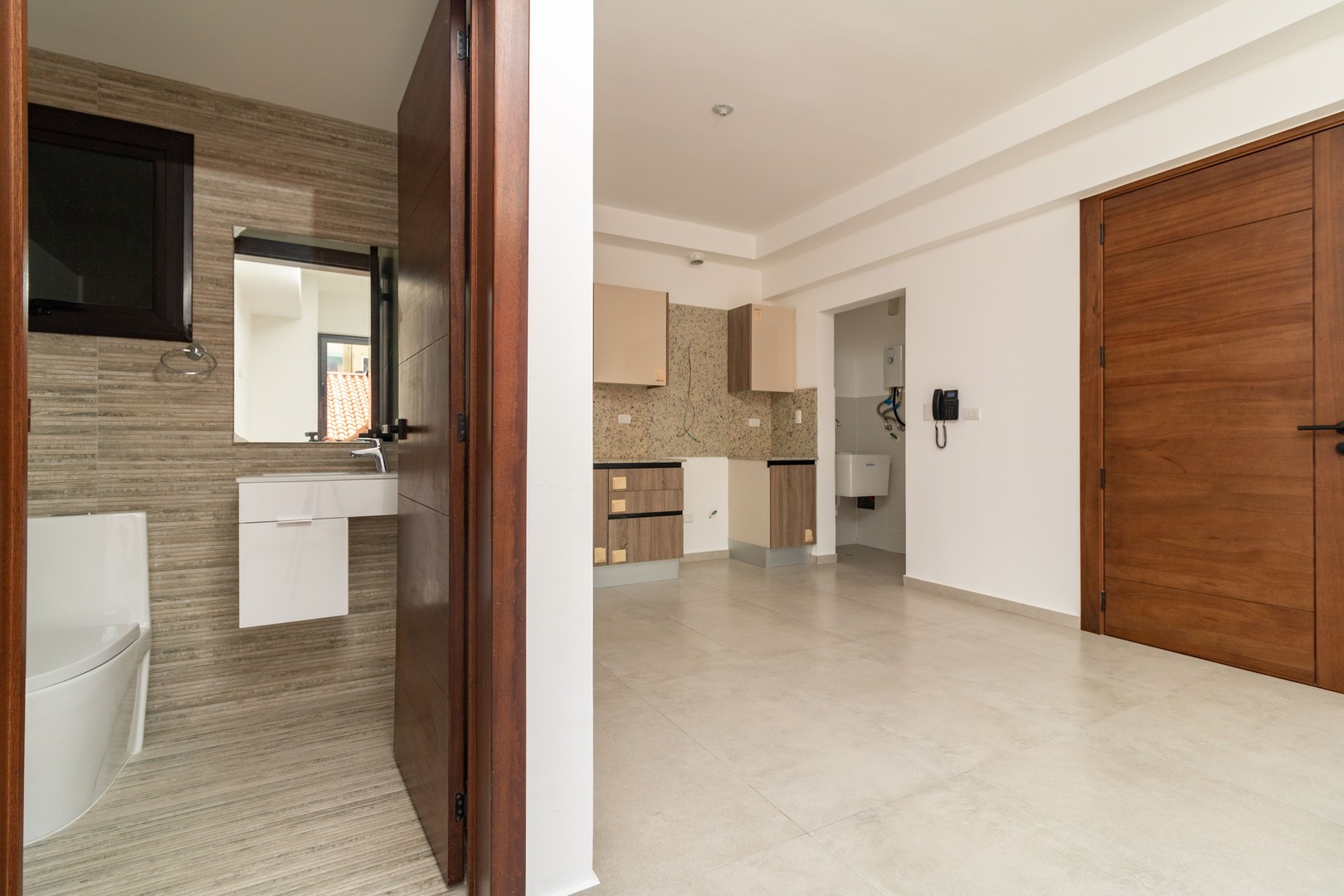apartamentos - La Esperilla vacio 3er piso 1 habitacion 1.5 baños 2 parqueos area social 6