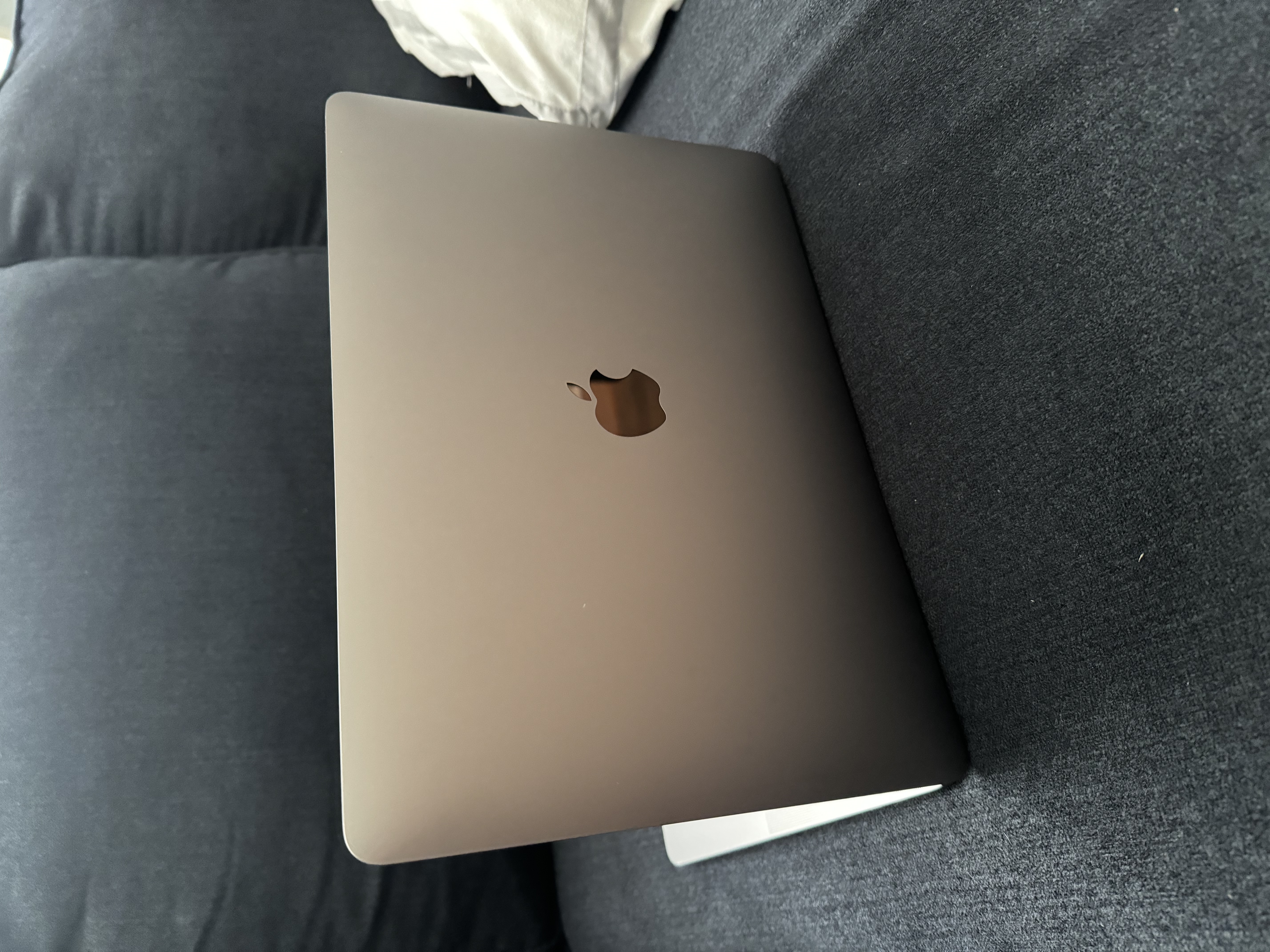 computadoras y laptops - SE VENDE MACKBOOK PRO 2020 , NEGOCIABLE. 3