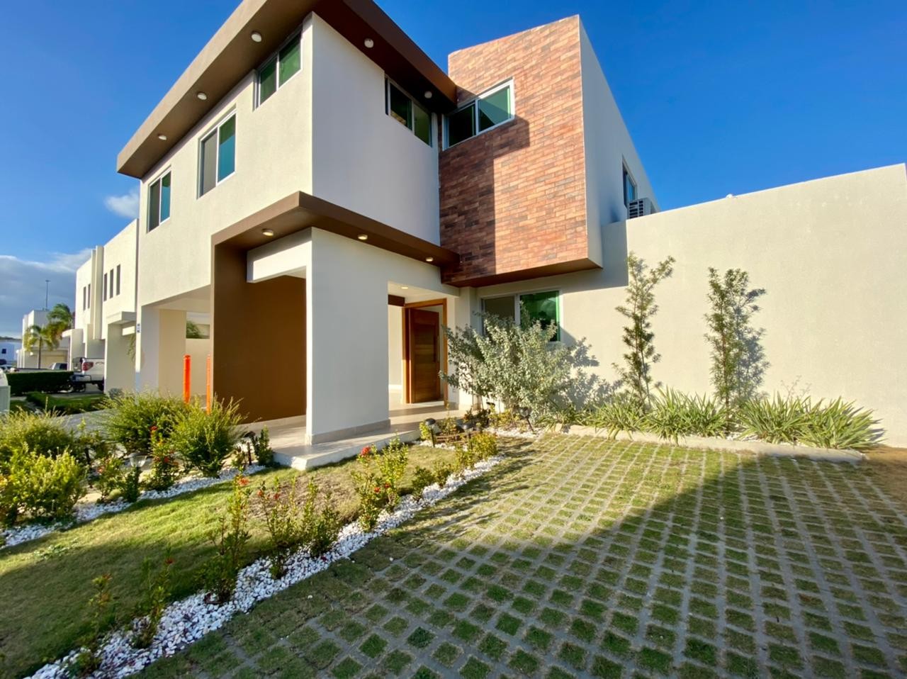 casas - Se vende casa de dos niveles en Ciudad Modelo 0