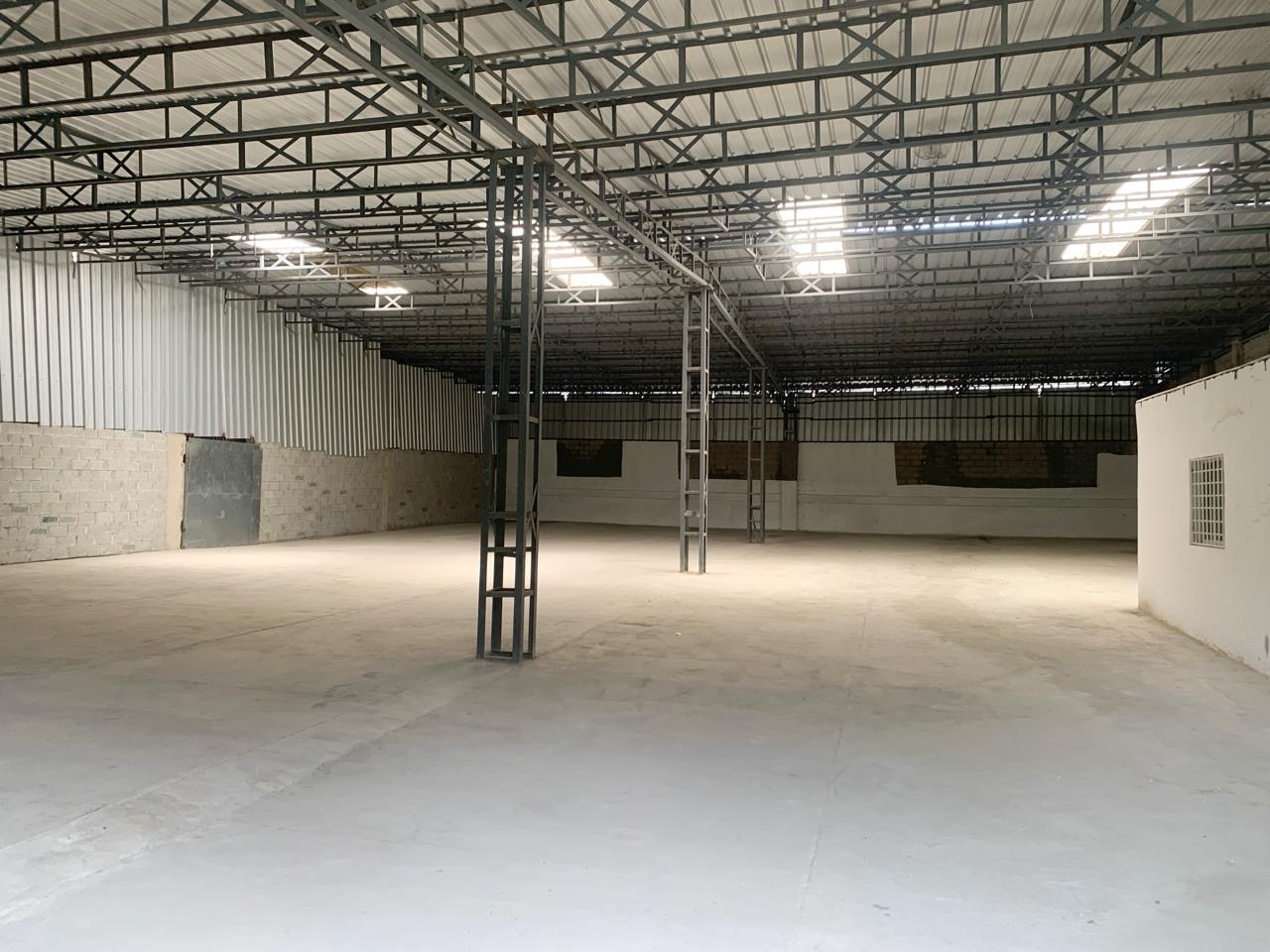 oficinas y locales comerciales - nave en alquiler  en zona céntrica  3