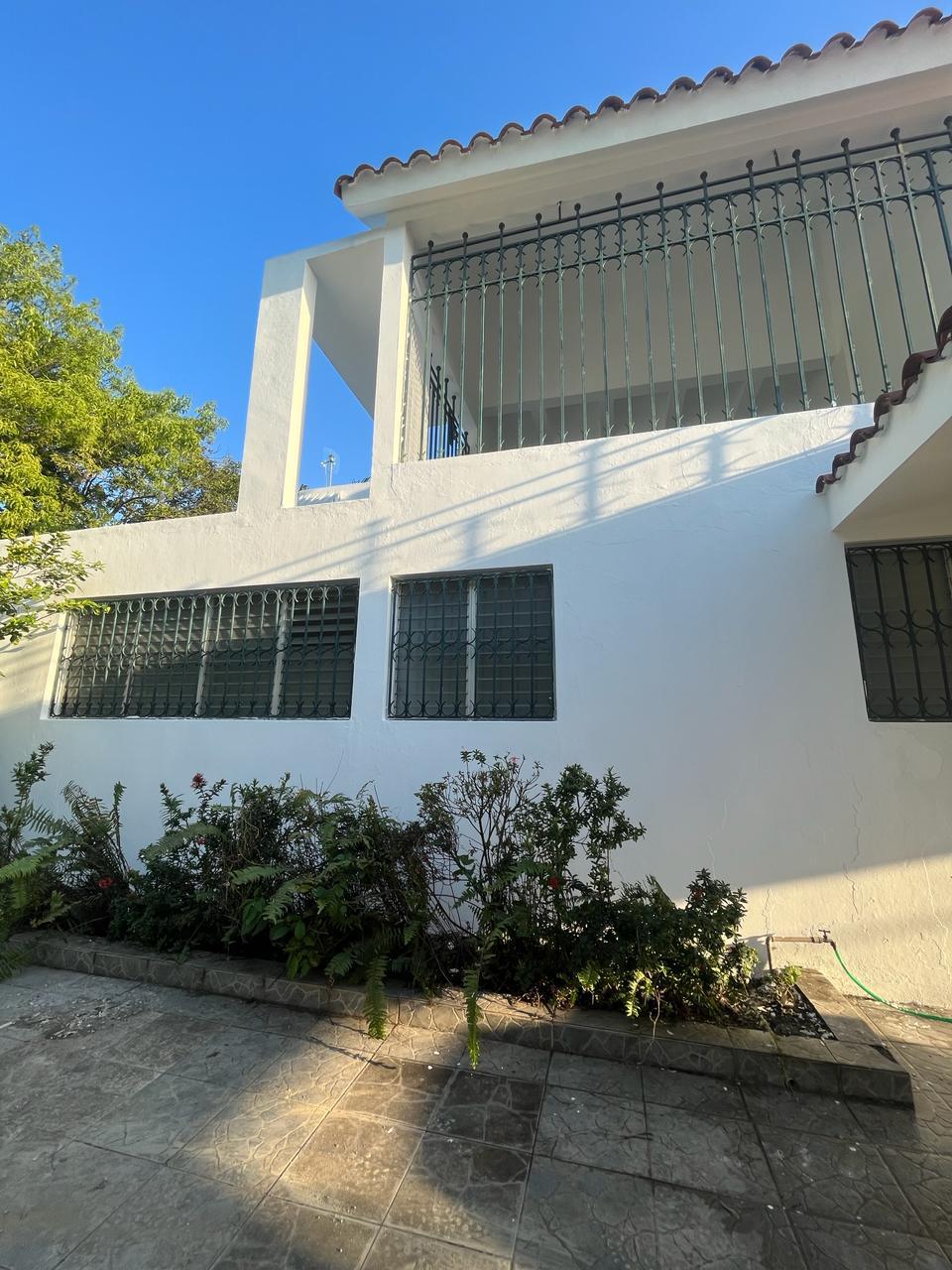casas - EN VENTA AMPLIA CASA  EN LA CASTELLANA  Solar 499. 4