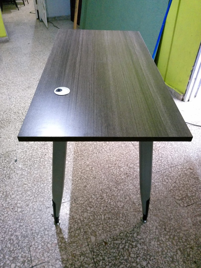 muebles y colchones - ESCRITORIO BASE METALICA SIN GAVETAS 1