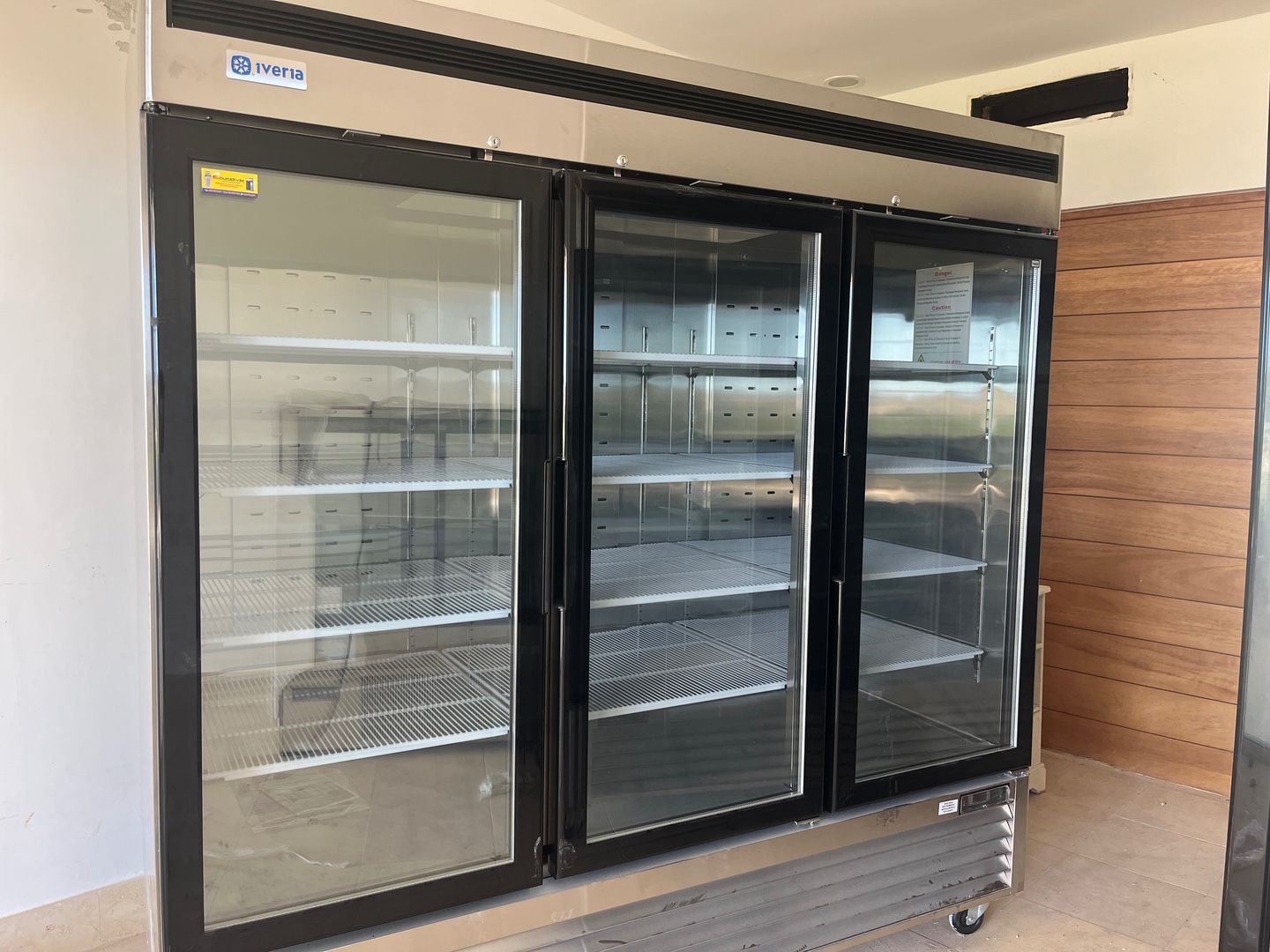 equipos profesionales - Freezer exhibidor 3 puertas nuevo.  0