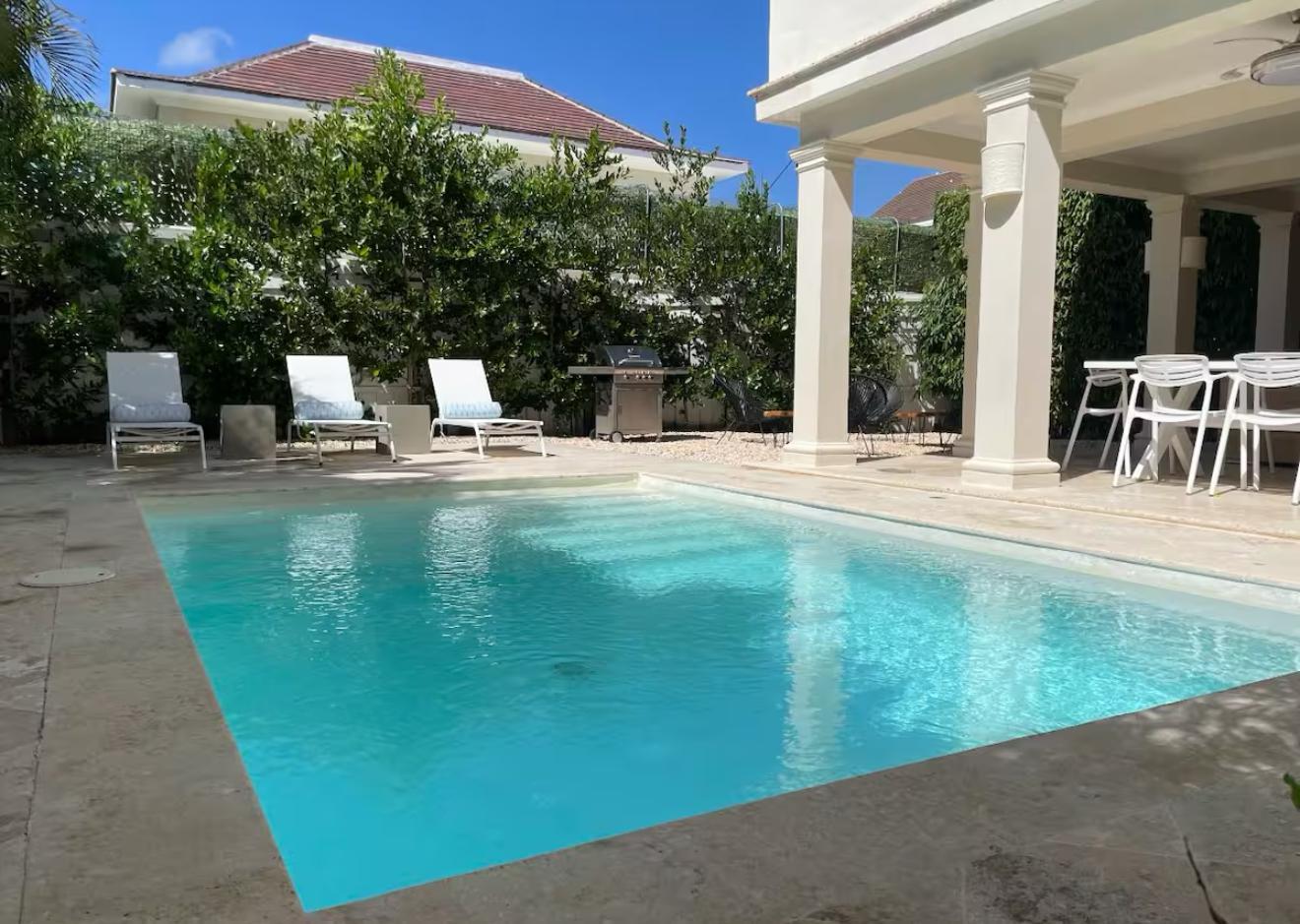 casas vacacionales y villas - Lujosa villa de 4 dormitorios en Punta Cana Village 0
