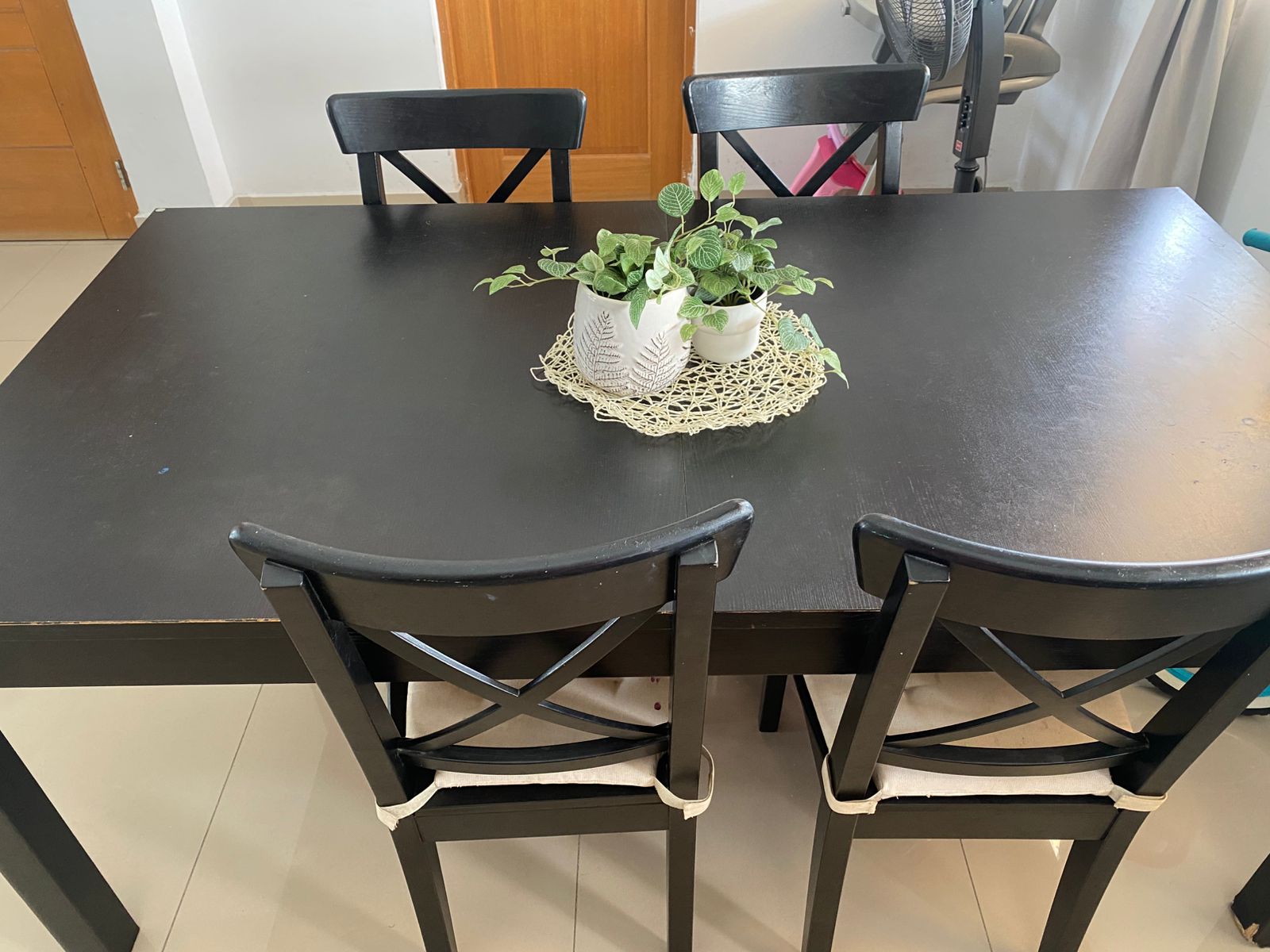 muebles y colchones - Mesa de Ikea de 6 posiciones con 4 sillas