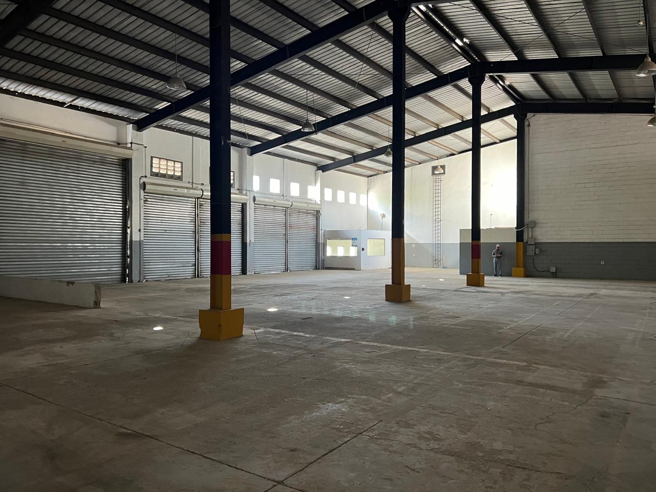 oficinas y locales comerciales - Se renta amplia nave en Av 27 de febrero 4