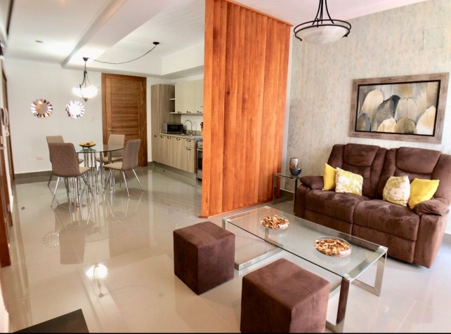 apartamentos - Alquilo En Evaristo Morales a dos esquinas de Acrópolis. Santo Domingo
