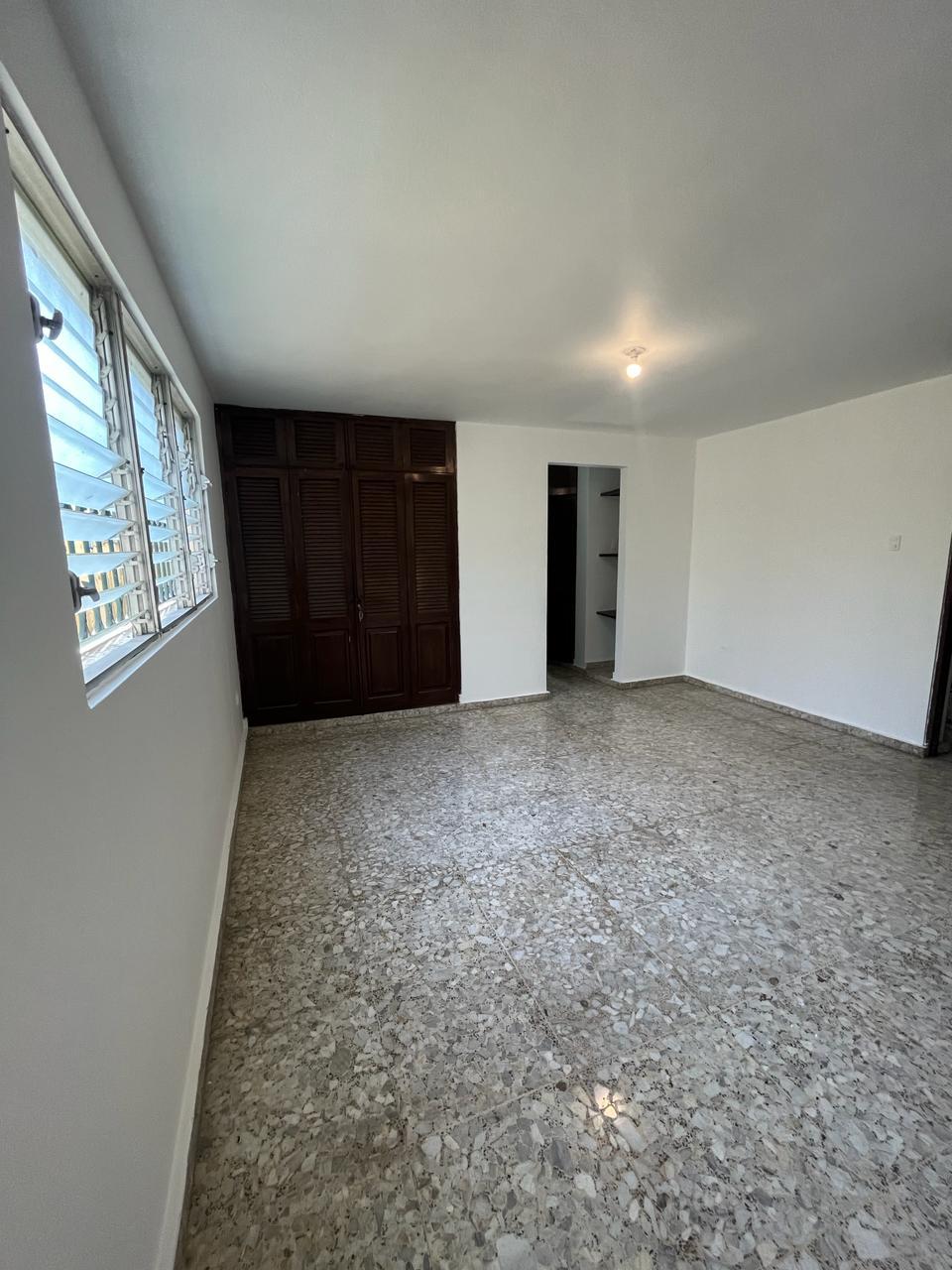 casas - EN VENTA AMPLIA CASA  EN LA CASTELLANA  Solar 499. 5