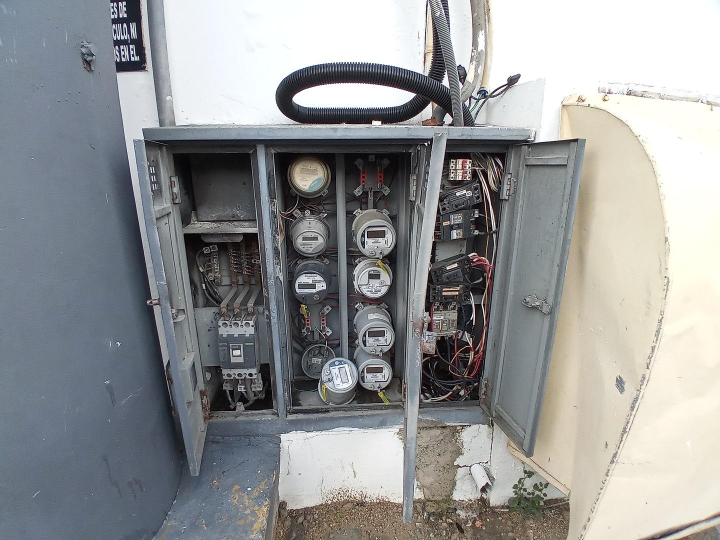 servicios profesionales - Instalación y reparación de módulos para contadores, caja de breakers, transfers 3