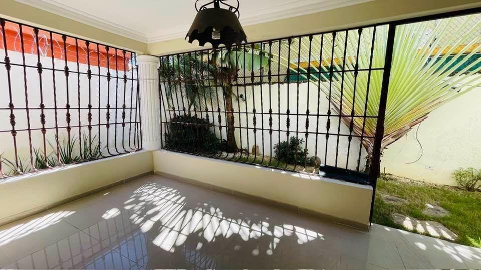 casas - Casa de dos niveles en Mirador del Este 1