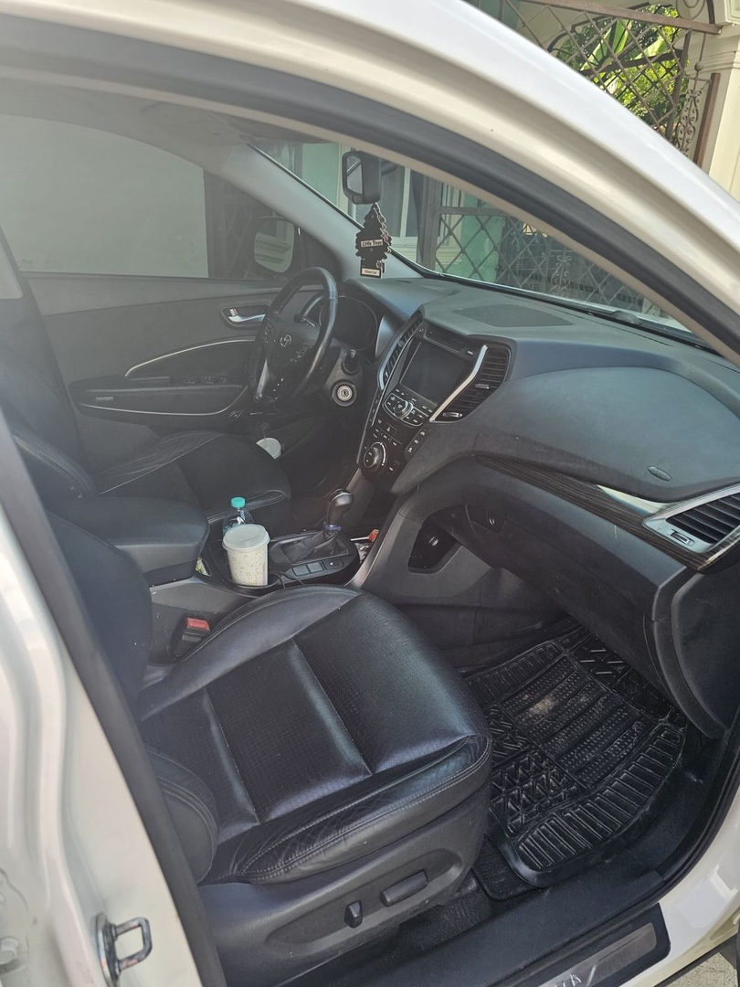 jeepetas y camionetas - Vendo hyundai gran santa fe GLS-2013

 6