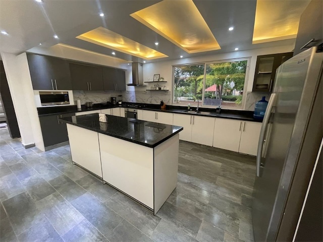 casas vacacionales y villas - Venta de Villa con piscina en Juan Dolio zona turística 4