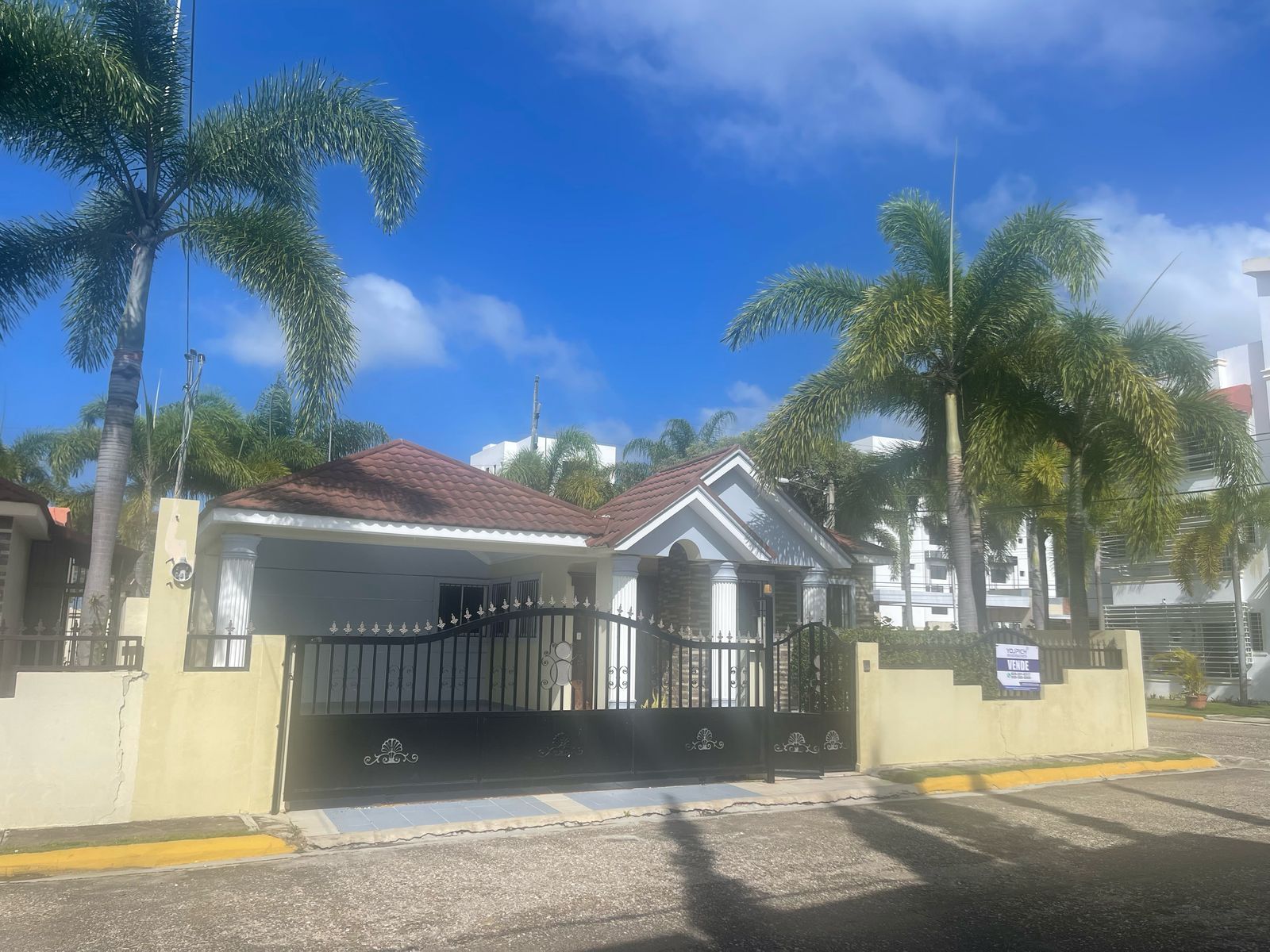 casas - CASA EN VENTA EN LOS RIELES DE GURABO.