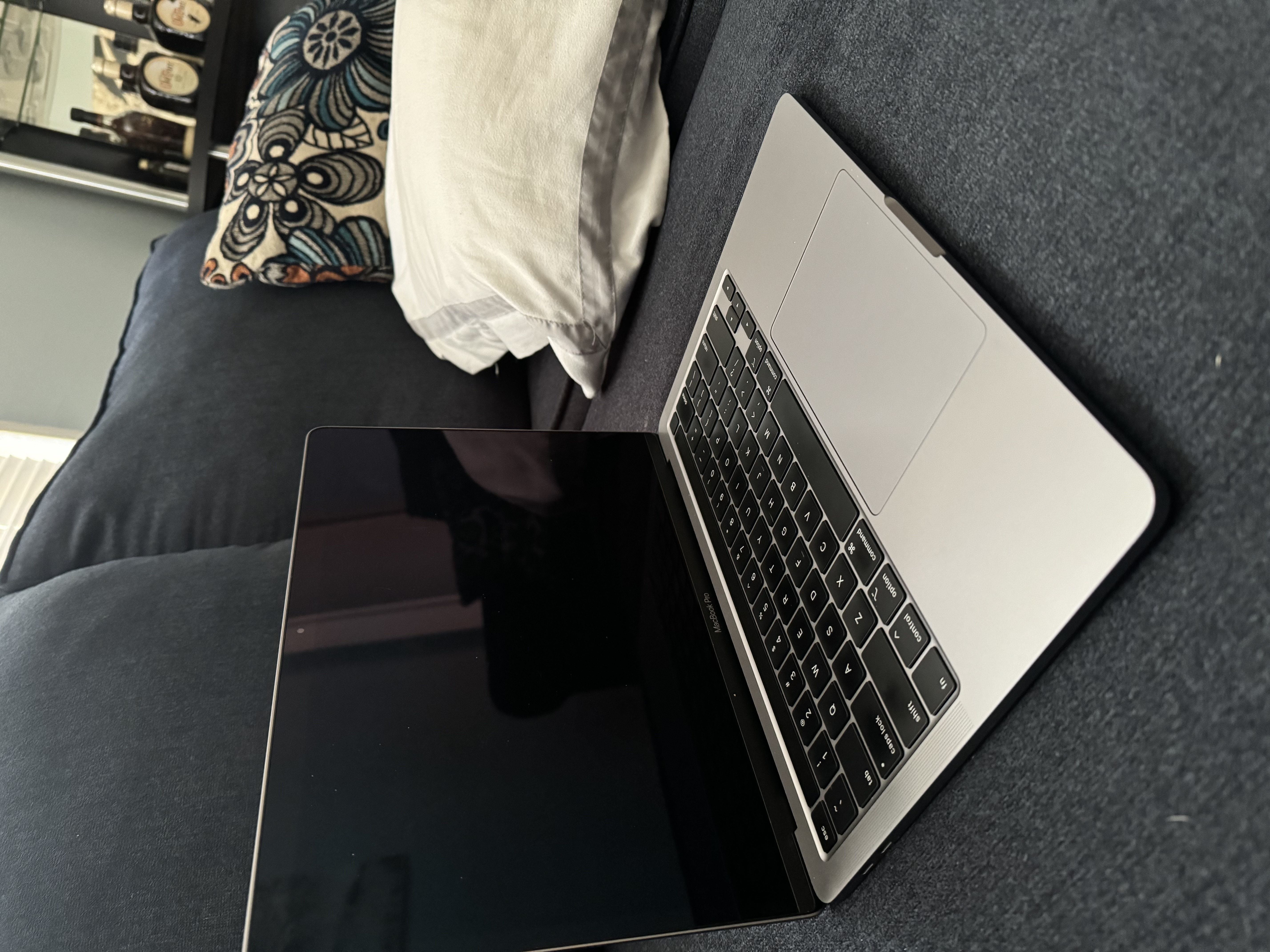 computadoras y laptops - SE VENDE MACKBOOK PRO 2020 , NEGOCIABLE. 5
