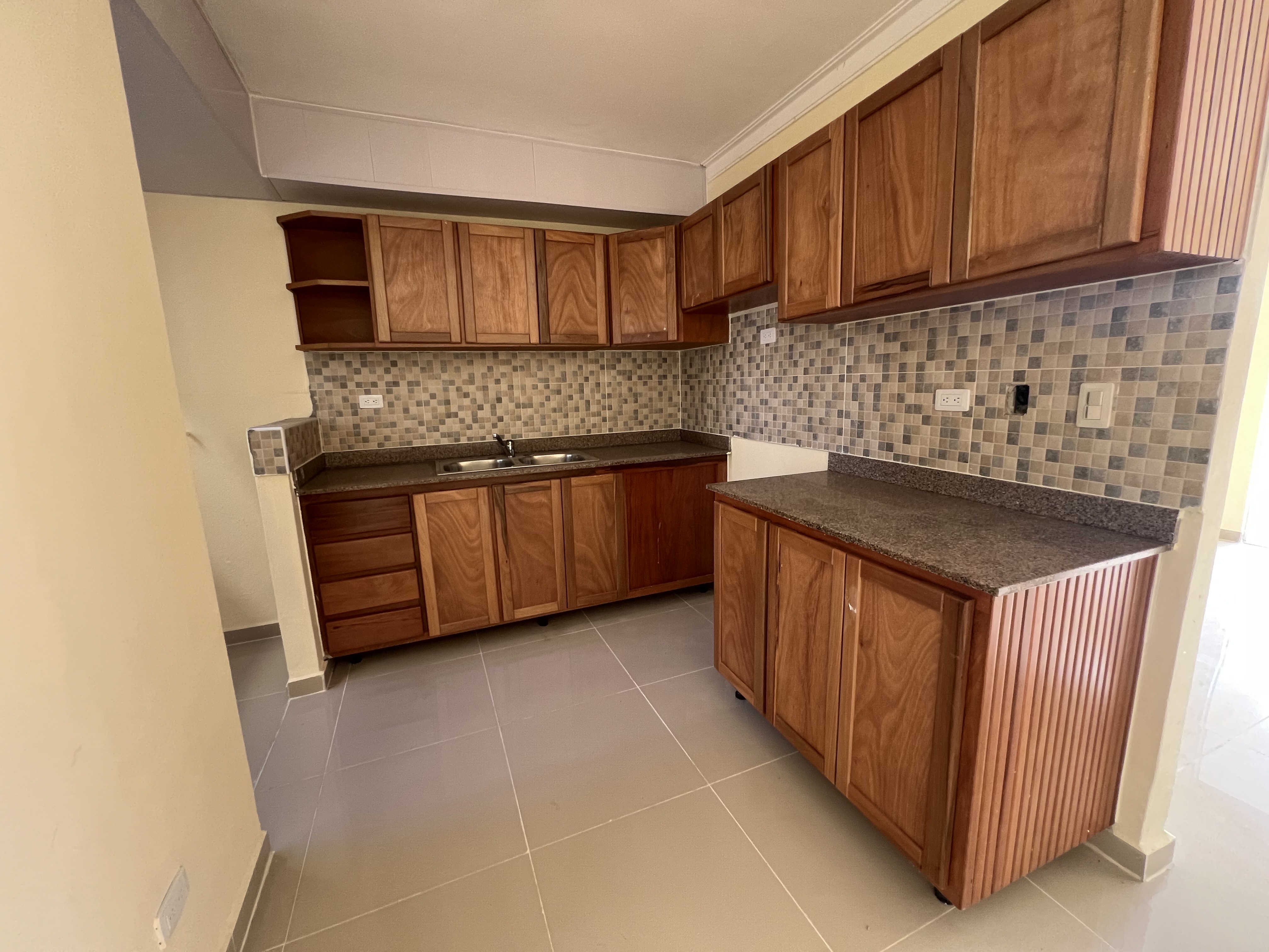apartamentos - venta de apartamento 2do nivel con 2 parqueos en la autopista de San isidro  4