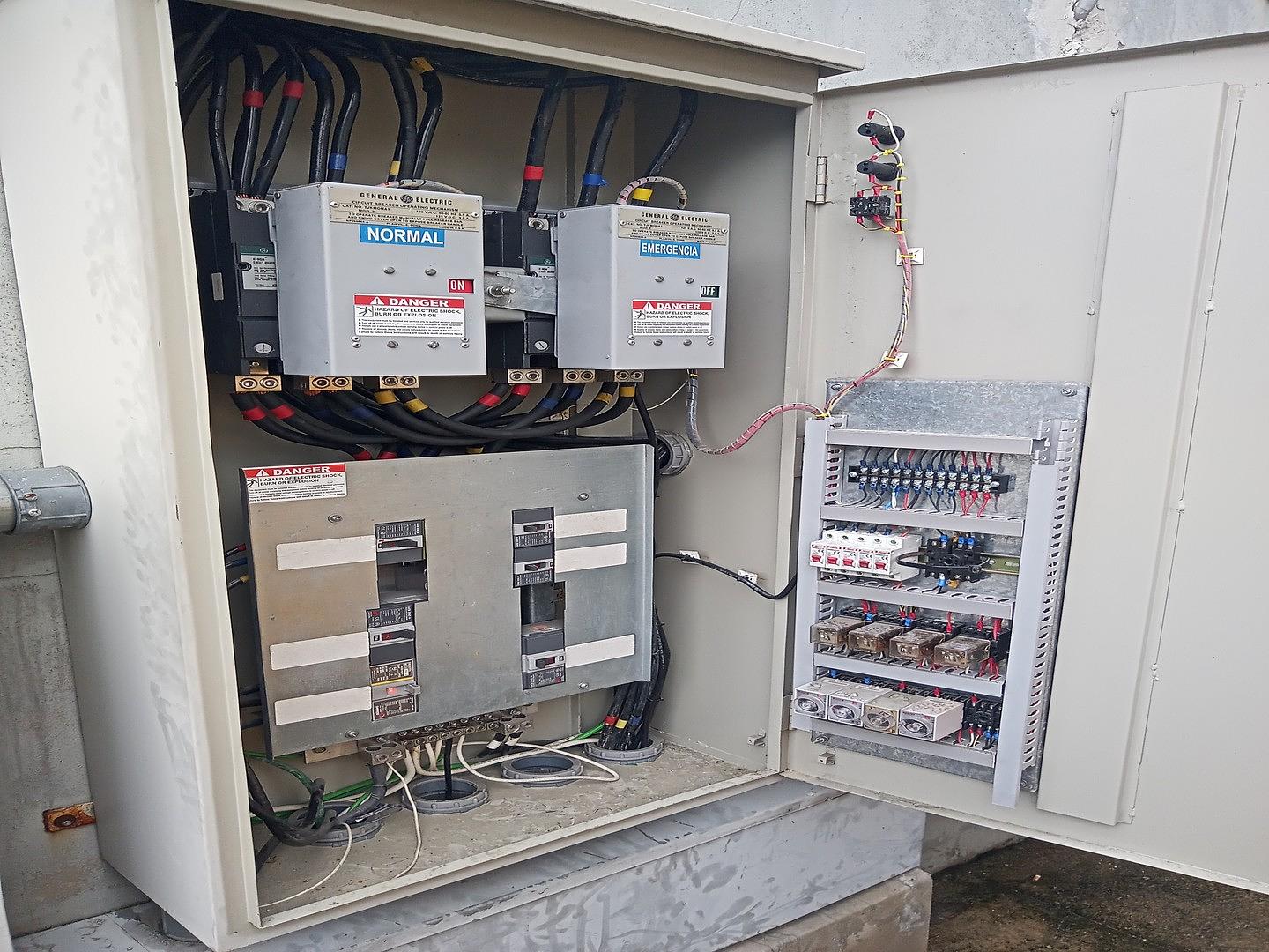 servicios profesionales - Instalación y reparación de módulos para contadores, caja de breakers, transfers 5