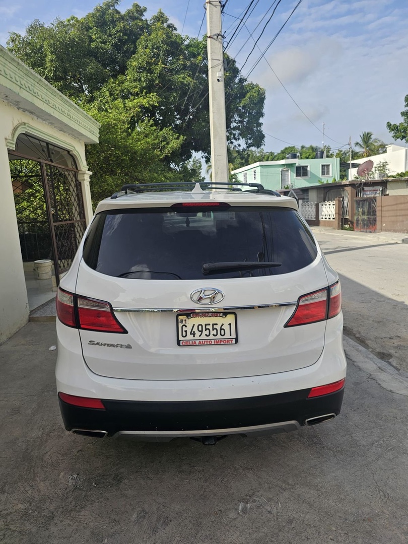 jeepetas y camionetas - Vendo hyundai gran santa fe GLS-2013

 8