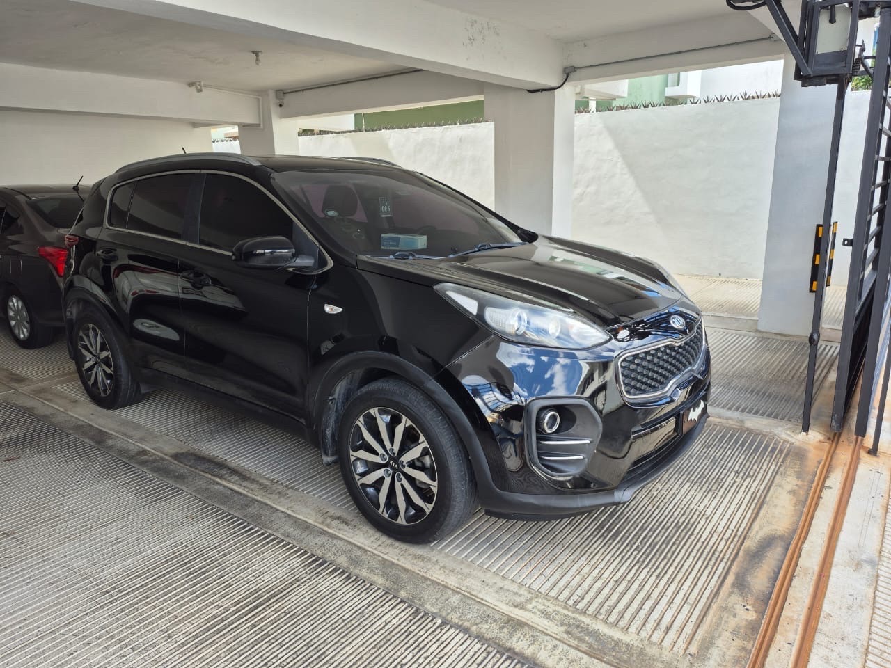 jeepetas y camionetas - Kia Sportage 2017 Negra. 950 mil negociable 0
